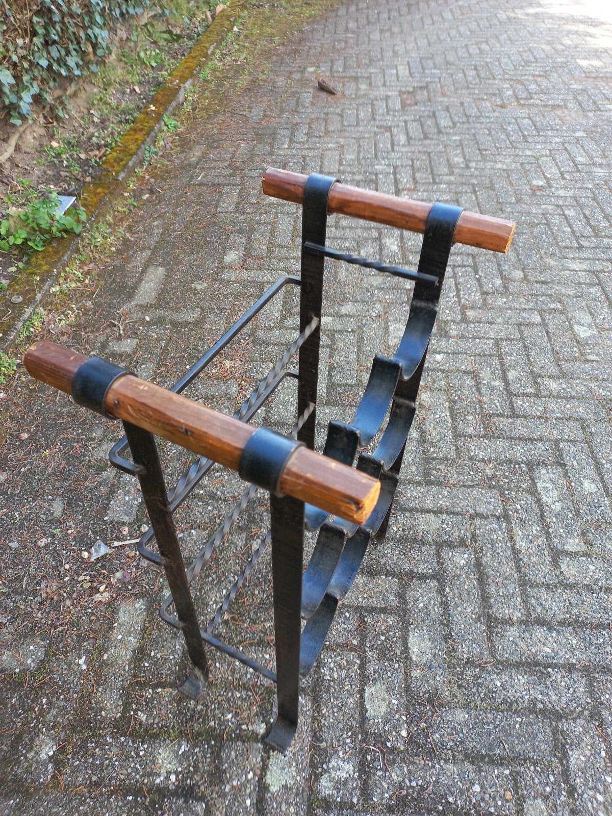 Vintage smeedijzeren wijnrek met houten handvatten, Huis en Inrichting, Woonaccessoires | Krantenbakken en Lectuurbakken, Ophalen of Verzenden