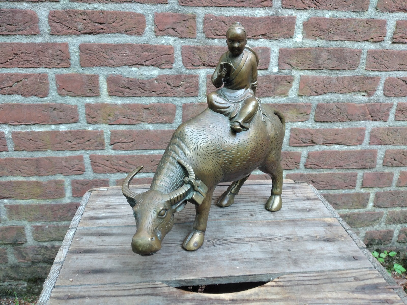Bronzen beeld geluksbeeld jongen op buffel, Ophalen of Verzenden, Brons