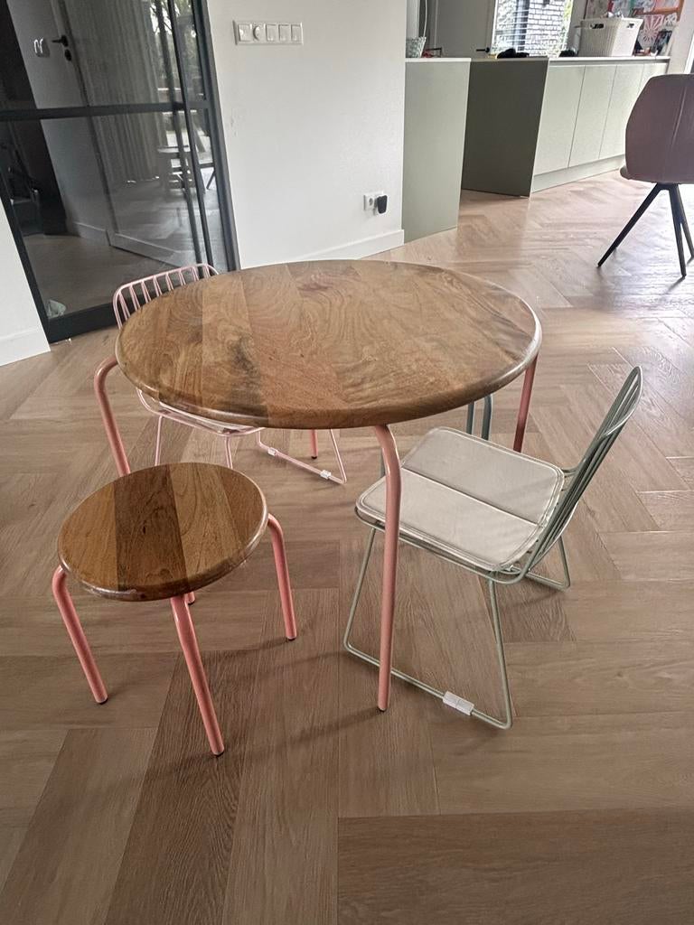 KidsDepot tafeltje (circle) met stoeltjes (hippy) en krukjes, Ophalen, Gebruikt, Tafel(s) en Stoel(en)