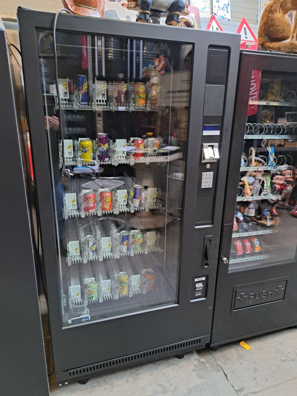 frisdrank automaat Vendo G6 gekoeld, Ophalen