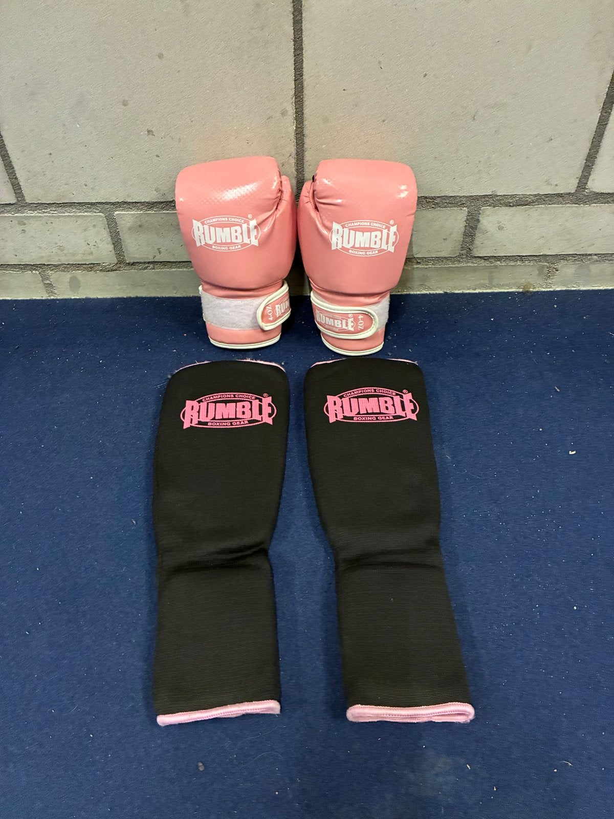 Rumble Roze Bokshandschoenen 4 OZ met Scheenbeschermers, Ophalen of Verzenden, Zo goed als nieuw, Overige, Vechtsportbescherming