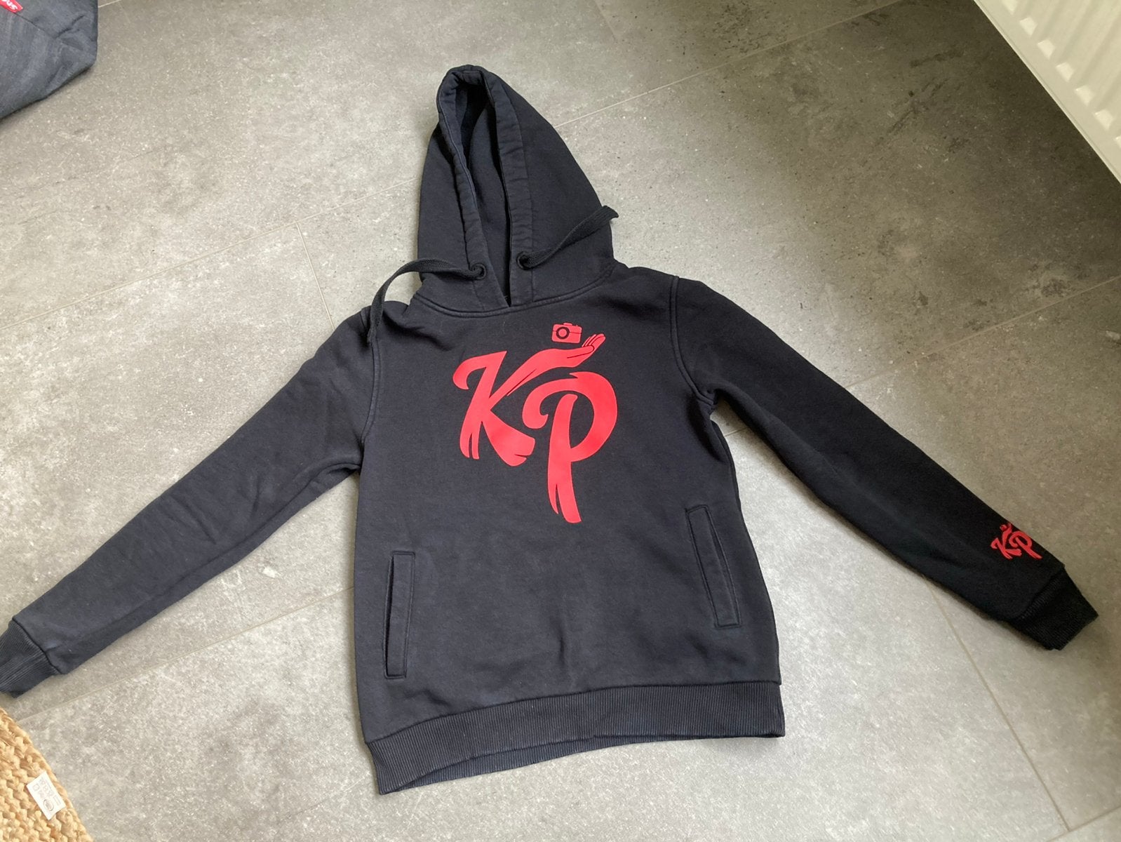 Hoodie knolpower Enzo knol zwart rood trui, Ophalen of Verzenden, Zo goed als nieuw, Jongen of Meisje, Trui of Vest