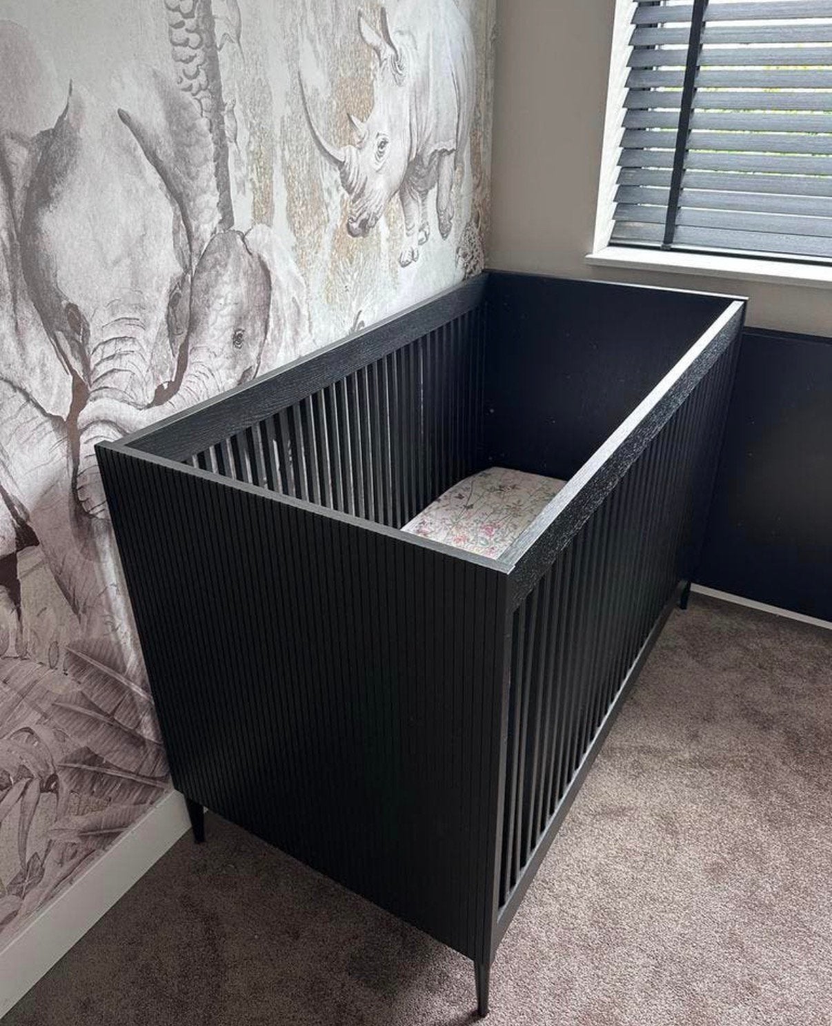 Kidsmill babykamer Levi zwart - Ledikant, Commode, wandplank, Kinderen en Baby's, Kinderkamer | Complete kinderkamers, Ophalen of Verzenden