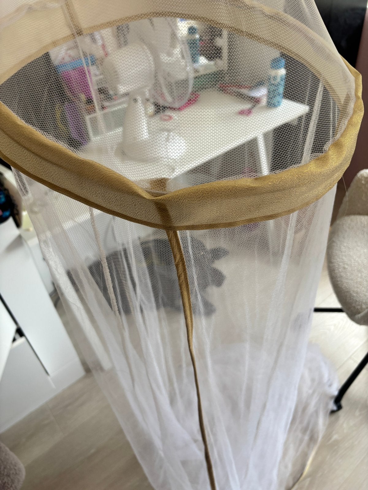 Mooie witte klamboe met goud voor kinderkamer, Huis en Inrichting, Ophalen, Zo goed als nieuw, Rond, Minder dan 55 cm