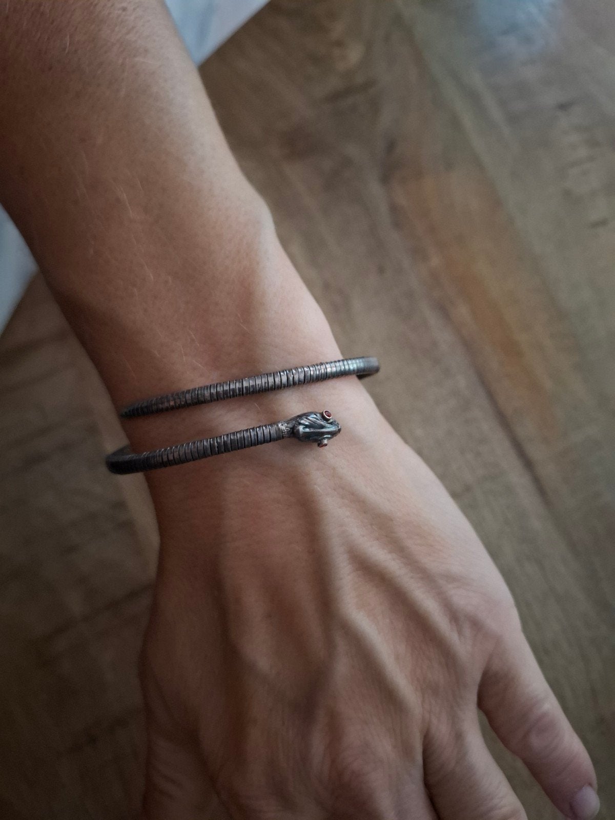 Egyptische Revival Slangenarmband met Rode Ogen, Overige materialen, Gebruikt, Ophalen of Verzenden, Met edelsteen