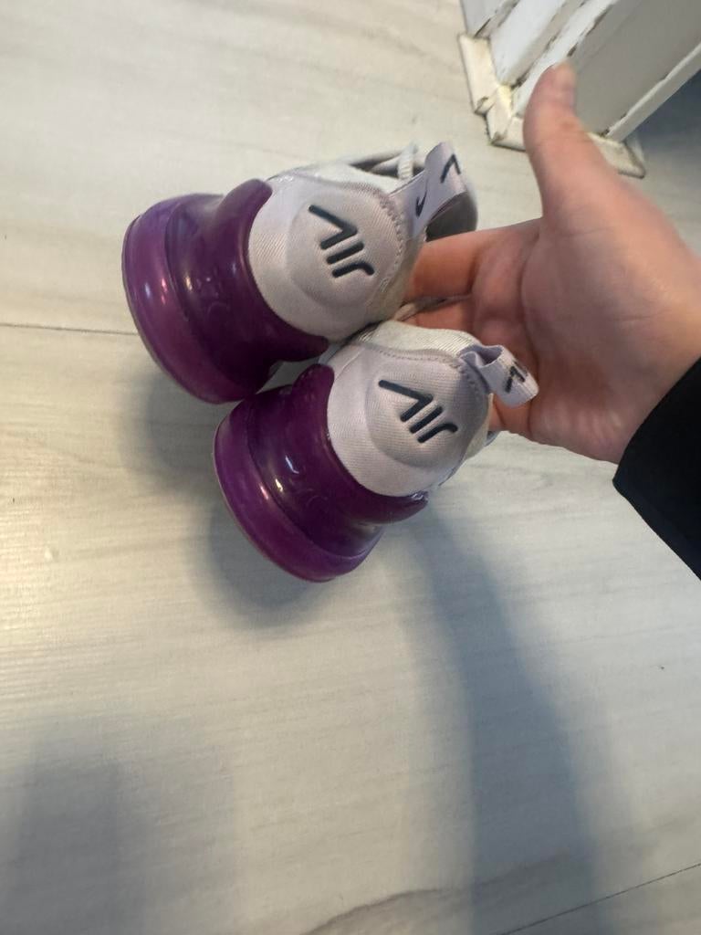 Nike Air Max 270 maat 35 – wit/paars – goede staat, Maat XS of kleiner, Ophalen, Zo goed als nieuw, Schoenen