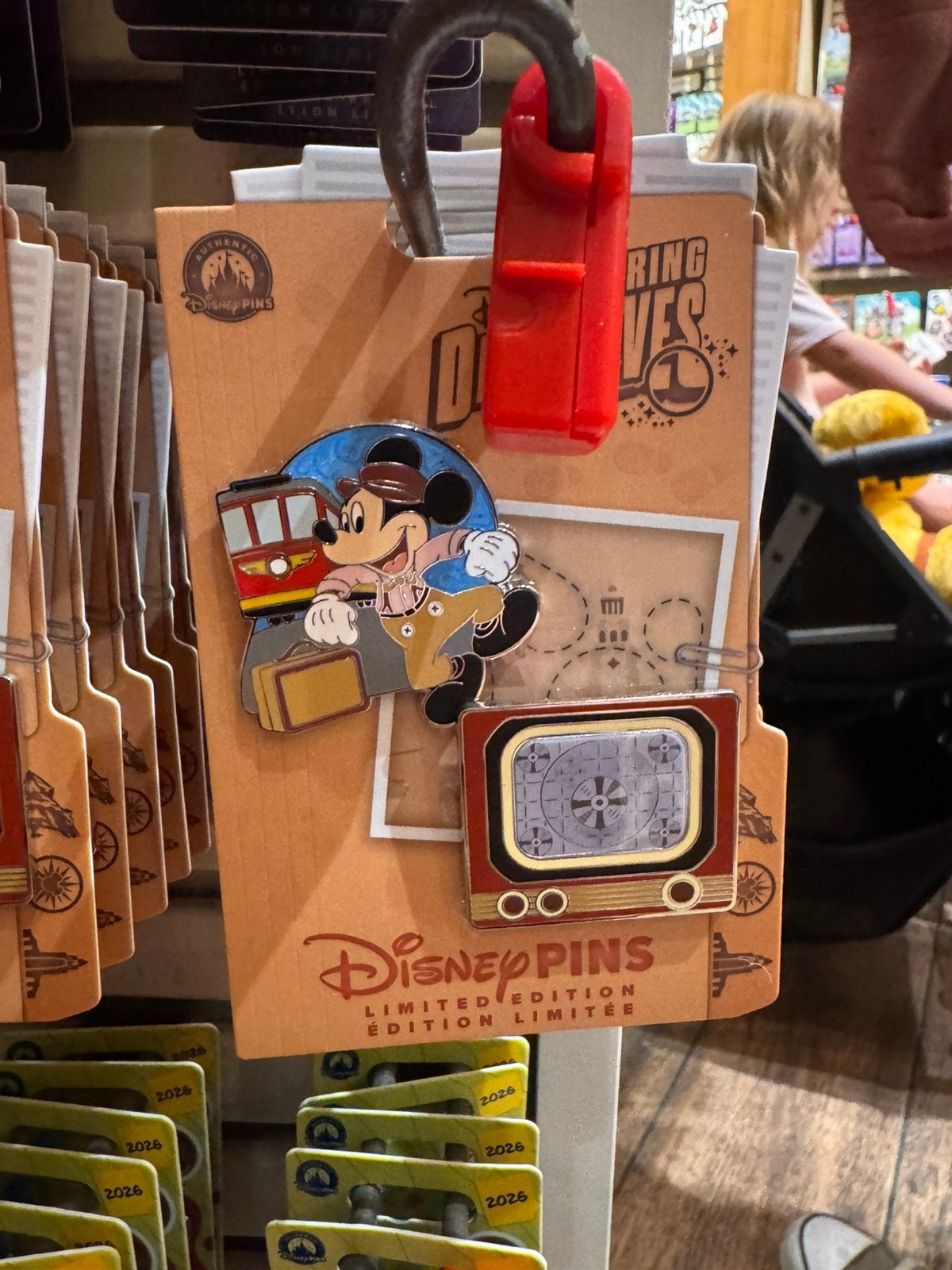 Disney Parks Limited Edition “Daring Journeys” Mickey Pin, Verzamelen, Ophalen of Verzenden, Mickey Mouse, Nieuw, Overige typen