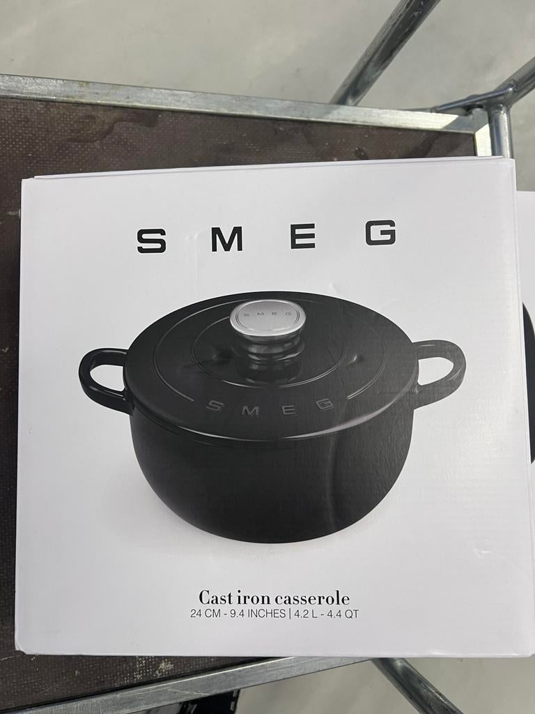 SMEG gietijzeren stoofpan 24 cm 4.2L  (gloednieuw), Ophalen of Verzenden, Nieuw, Gietijzer