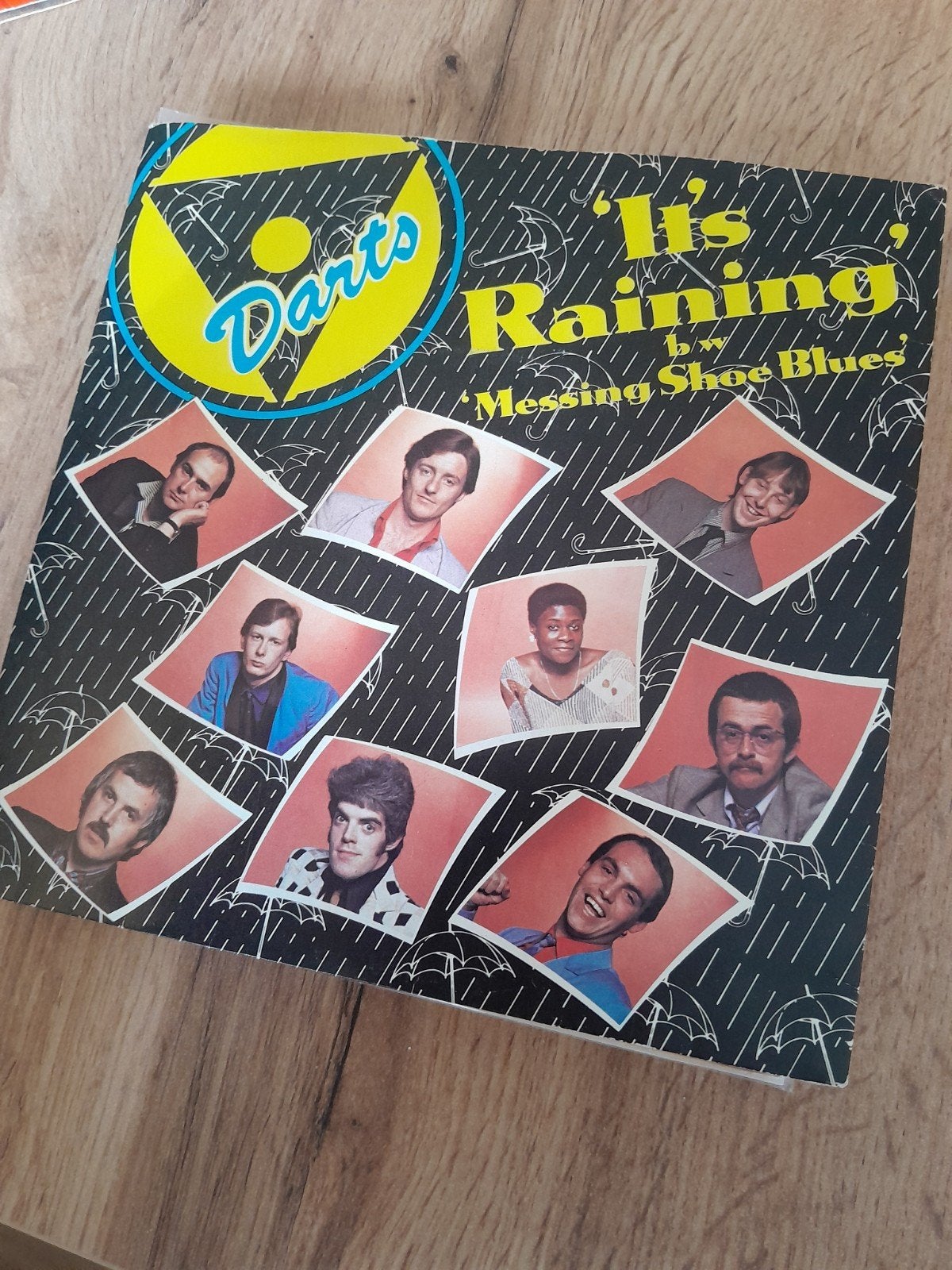 Darts 7 inch lts raining, Ophalen of Verzenden, Zo goed als nieuw, Pop