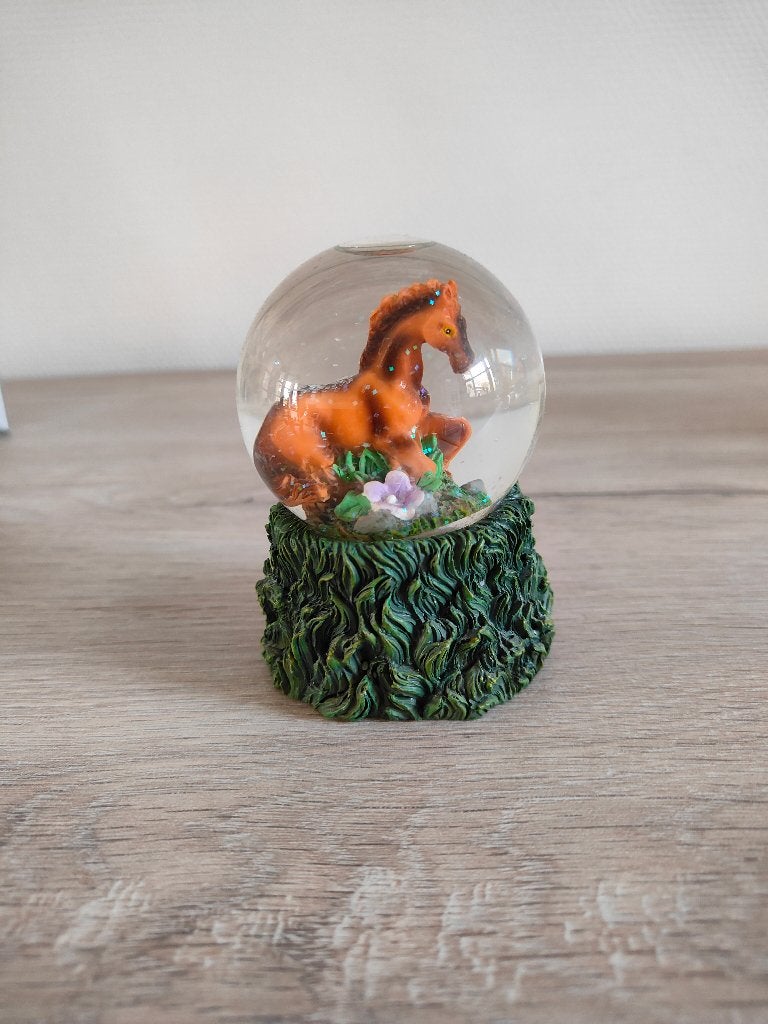 Sneeuwbol met paardje, Ophalen of Verzenden, Zo goed als nieuw