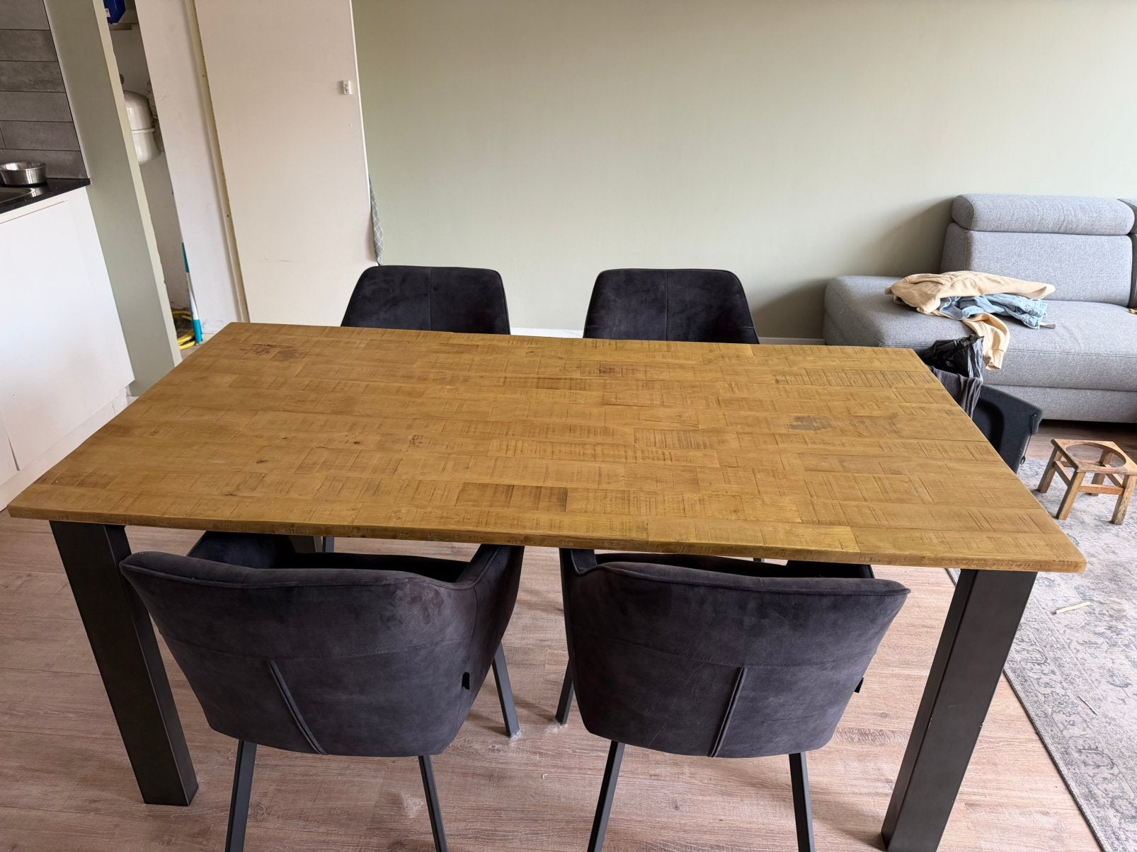 Bommel Meubelen eettafel met vier draaibare stoelen, Ophalen, 50 tot 100 cm, Zo goed als nieuw, 150 tot 200 cm