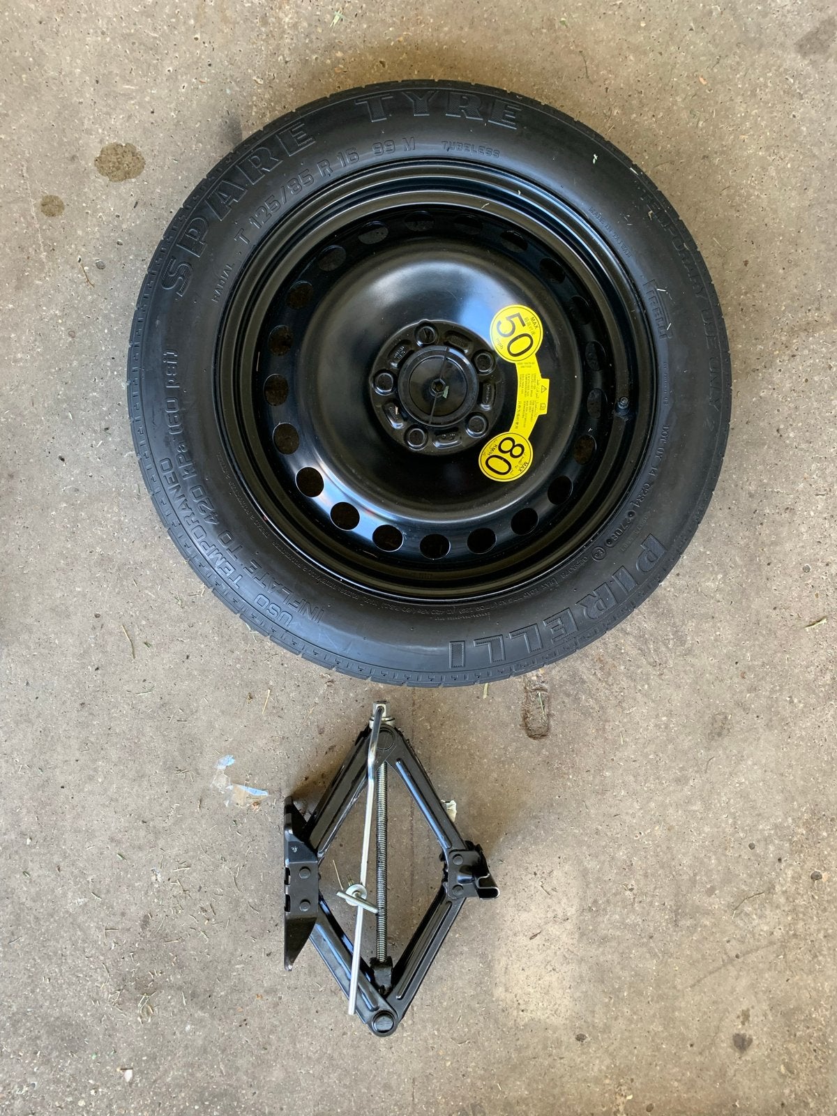 Pirelli thuiskomer met krik, wielsleutel Volvo C30 S40 V50, Ophalen, 16 inch, Info@volvocars.com, Banden en Velgen