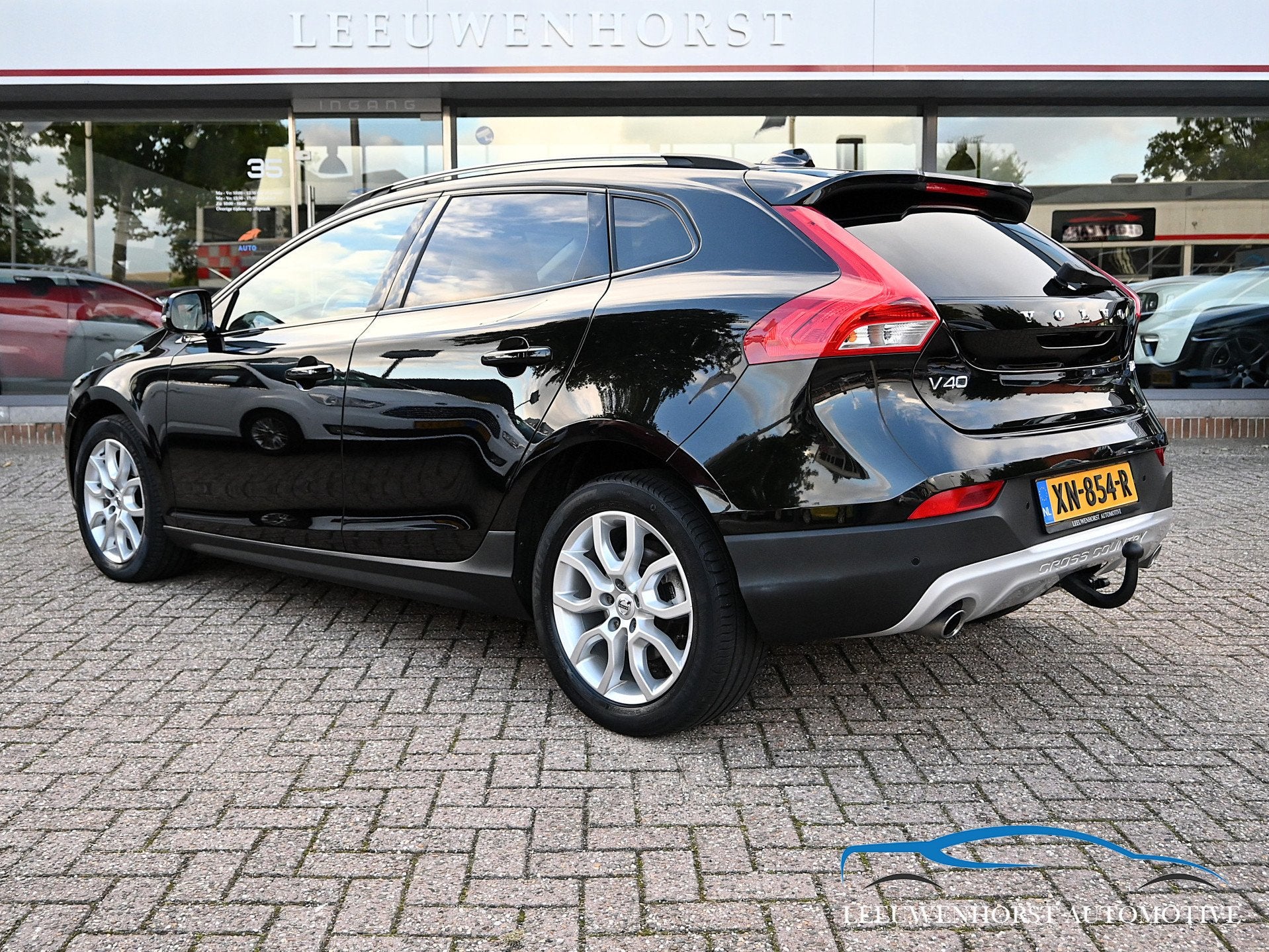 Volvo V40 Cross Country 1.5 T3 Polar+ Luxury AUTOMAAT, leer,, Euro 6, 4 cilinders, 700 kg, Zwart