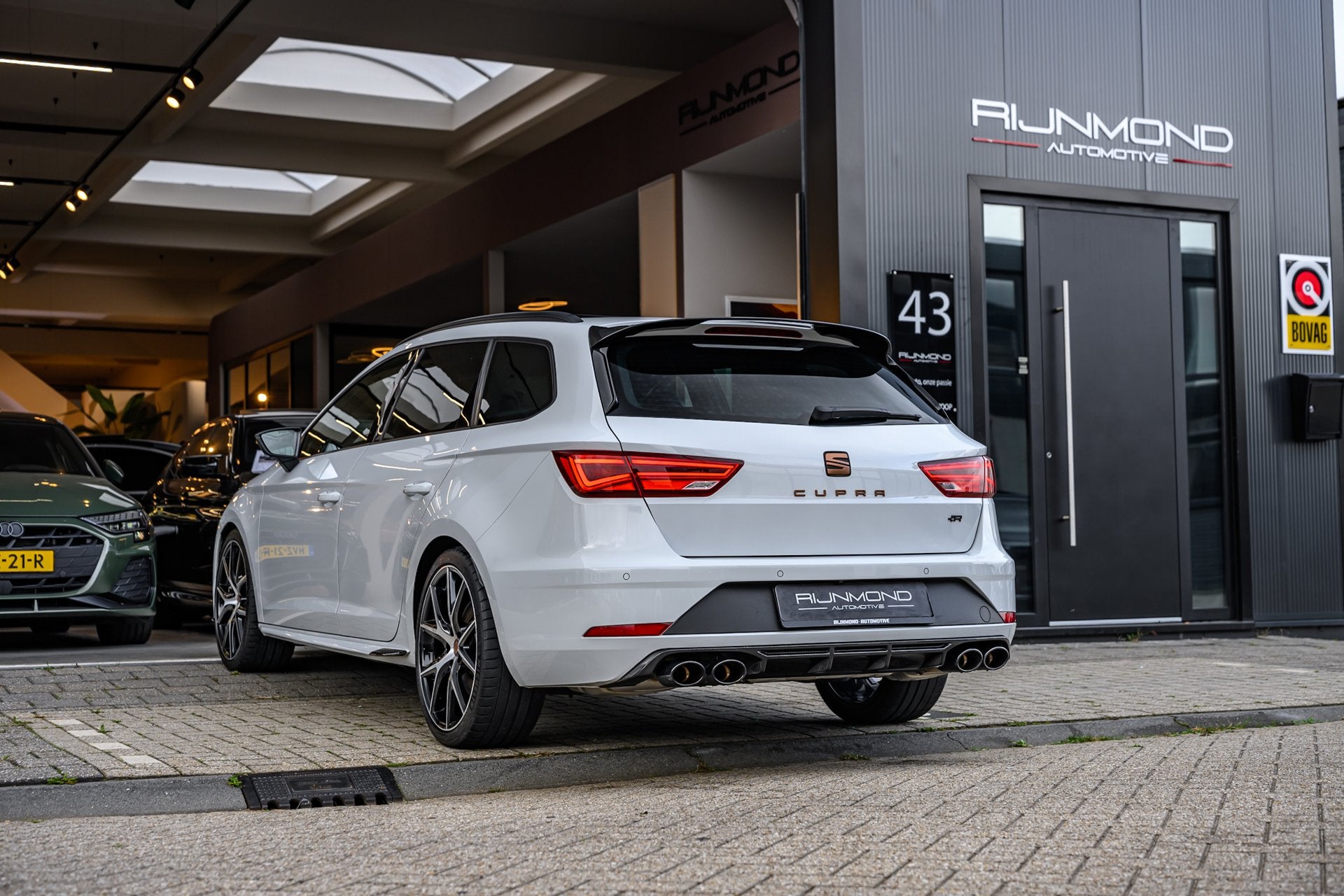 Seat Leon ST 2.0 TSI CUPRA R 4DRIVE |Pano|Carbon|Brembo|Beat, Auto's, Automaat, Dealer onderhouden, 15 km/l, Gebruikt