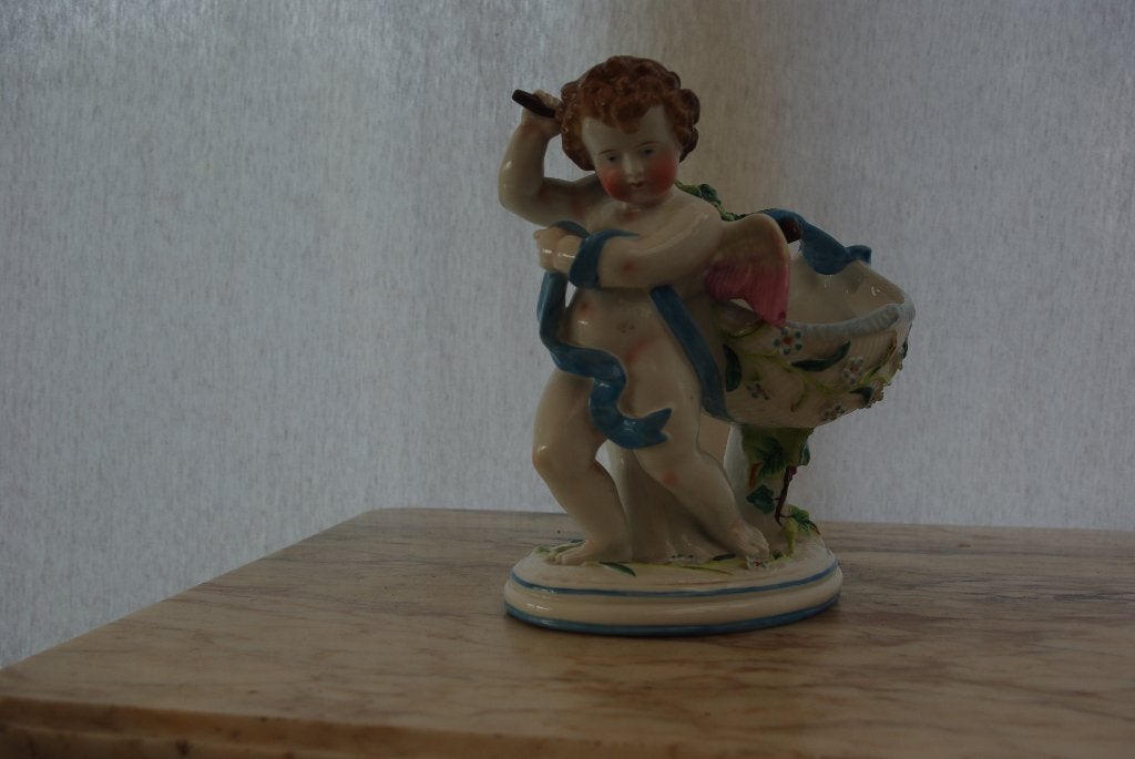 Putti met mand  ( Porselein, Ophalen of Verzenden, Overige materialen, Beeld
