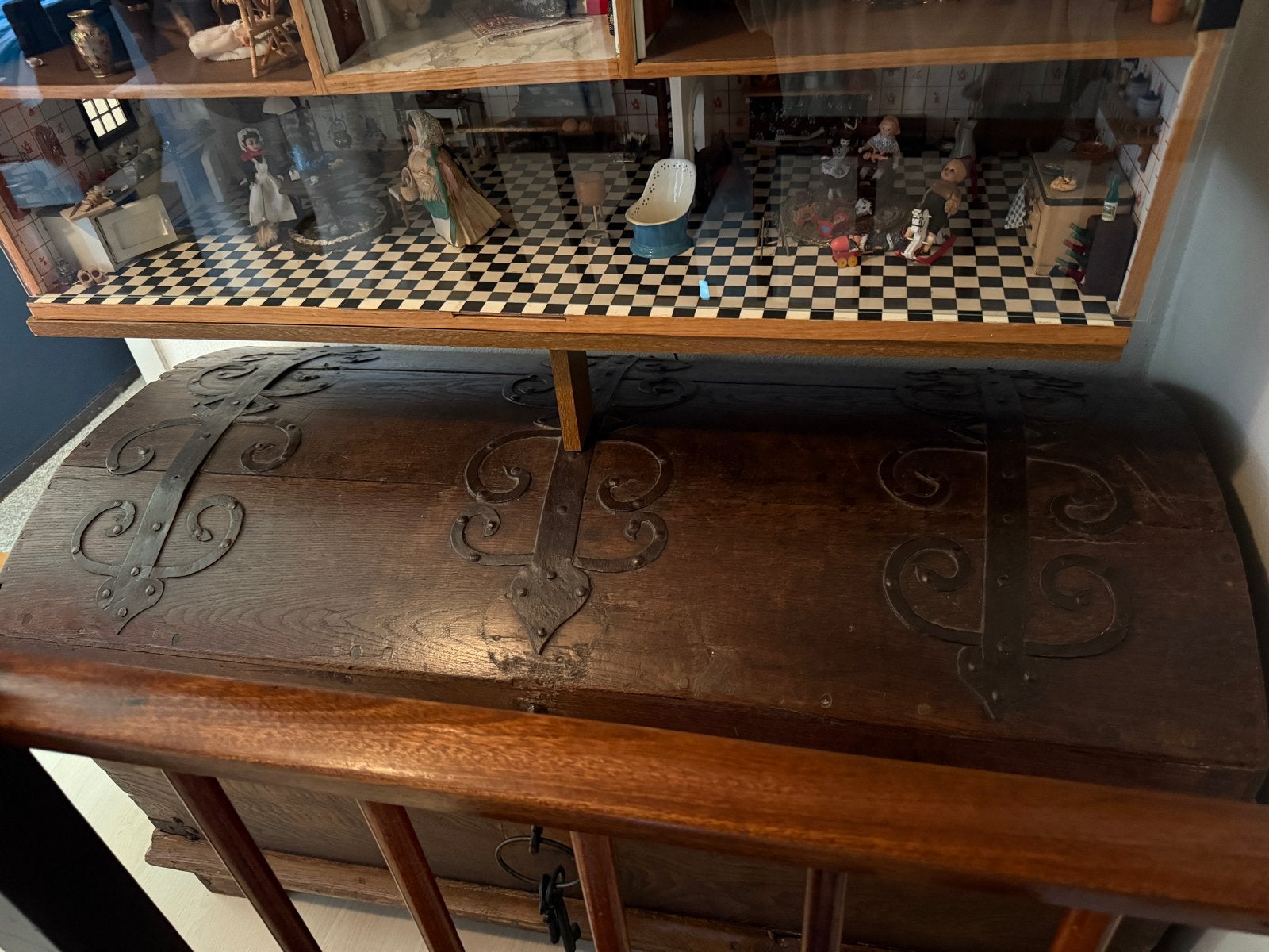 Antieke houten kist met smeedijzeren beslag, Ophalen