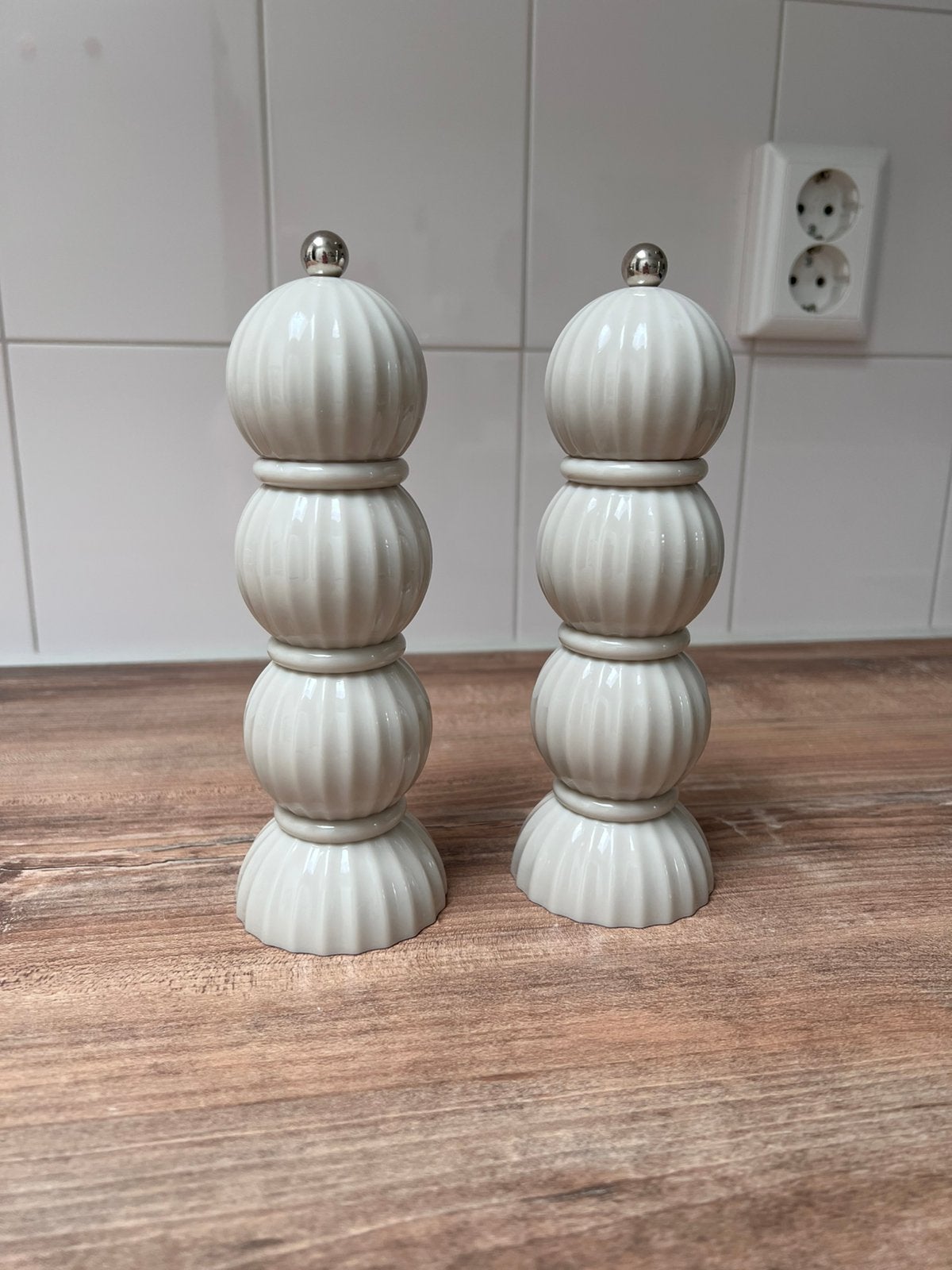 Pepermolen + zoutmolen beige/zilver. Nieuw!, Overige typen, Ophalen of Verzenden, Nieuw, Beige