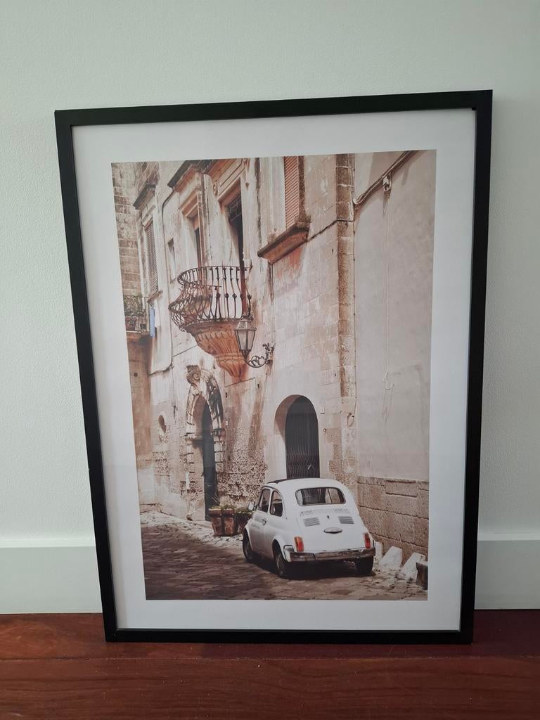 Ingelijste foto: Klassieke Fiat 500 in Italiaanse straat, Huis en Inrichting, Ophalen, 50 tot 75 cm, Zo goed als nieuw, Foto of Poster