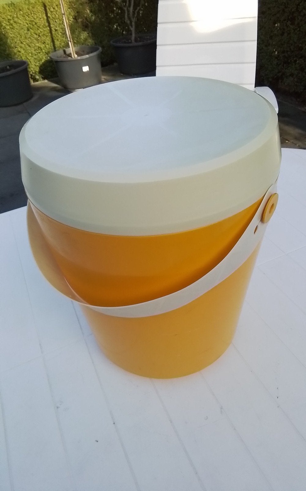 💐SUNLIGHT NAAIBOX - NAAIEMMER MET INZETBAKJE, Huis en Inrichting, Keuken | Tupperware, Ophalen of Verzenden, Geel, Schaal