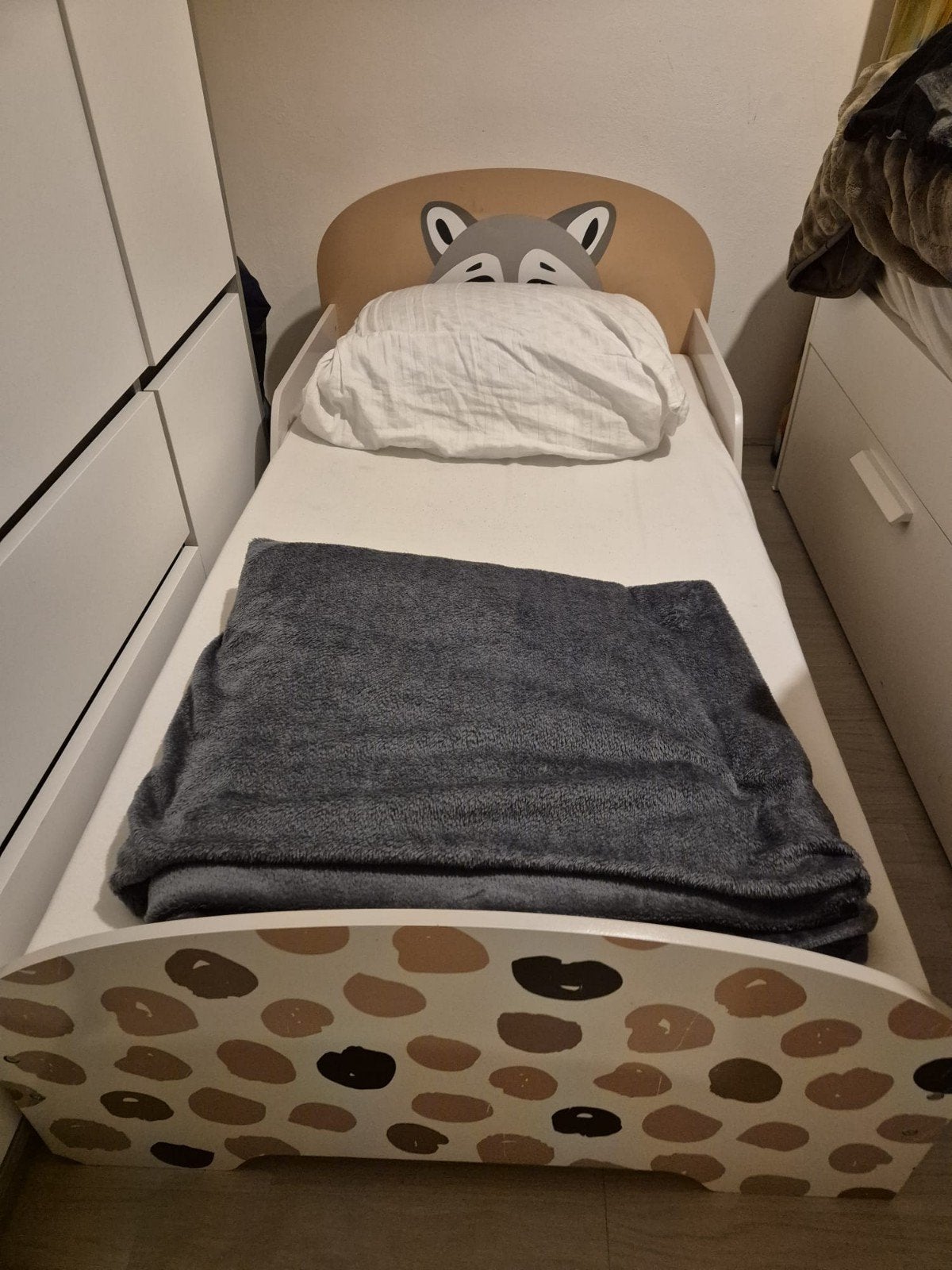 Racoon peuterbed met lattenbodem en matras (zgan), 70 tot 85 cm, 140 tot 160 cm, Zo goed als nieuw, Ophalen