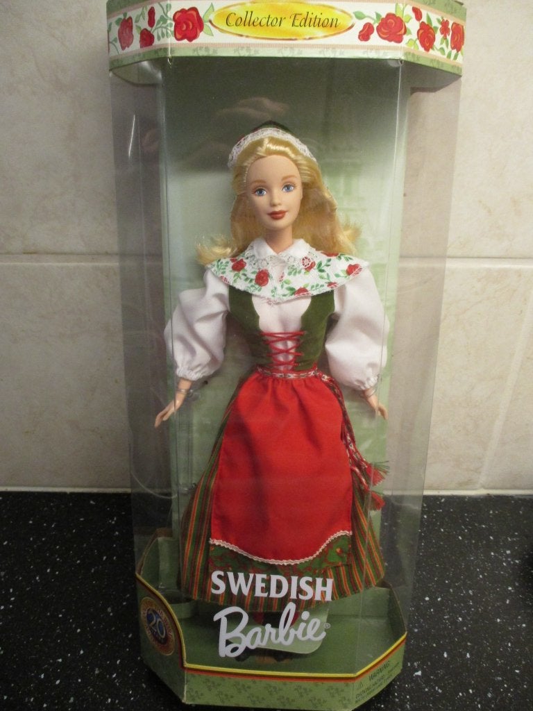1999 BARBIE Dolls of the World SWEDISCH 20 Anniversary nieuw, Verzamelen, Poppen, Verzenden, Nieuw, Pop