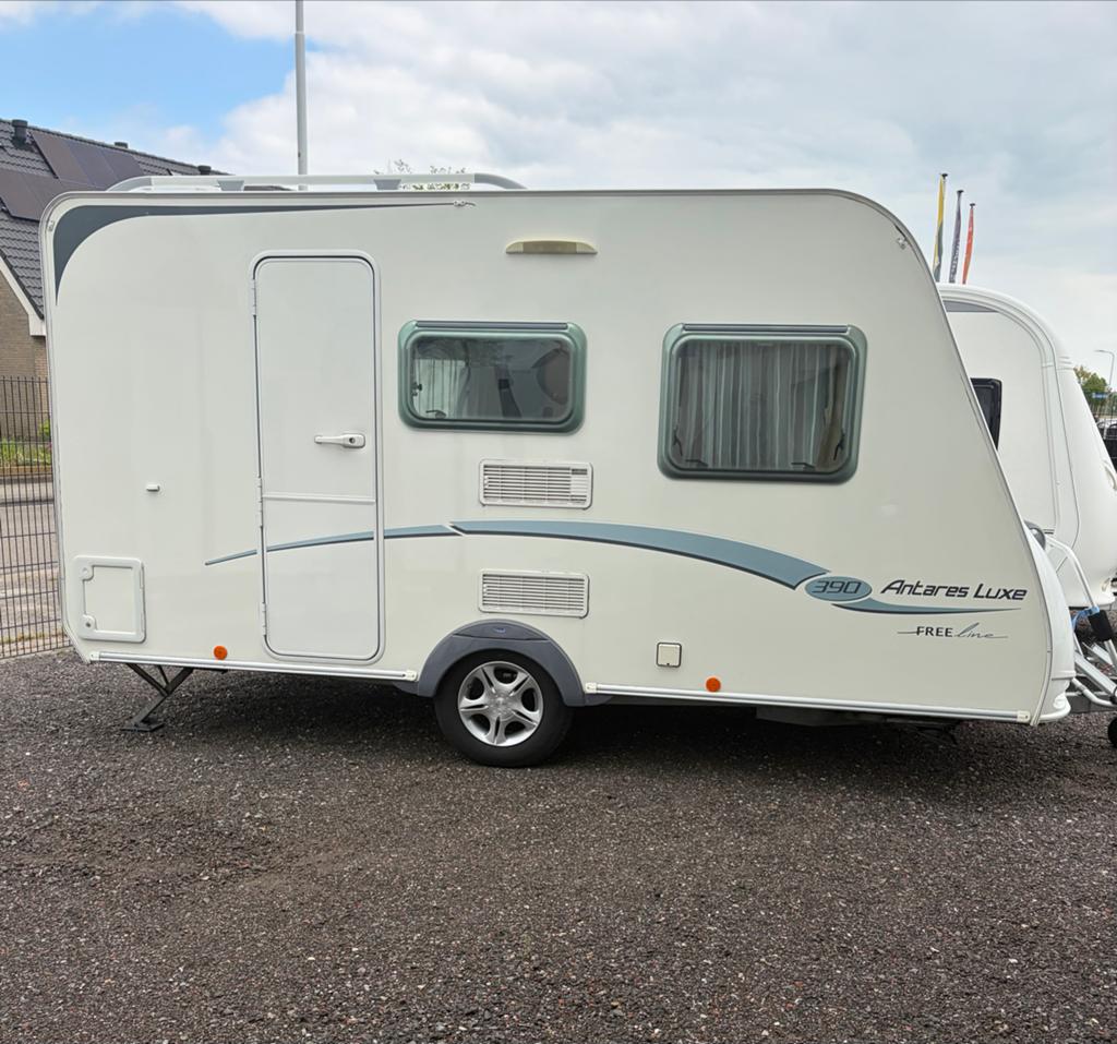 Caravelair Antares Luxe 390 - Compacte caravan met fietsenre, Caravans en Kamperen, Caravans, Bedrijf, 4 tot 5 meter, Caravelair