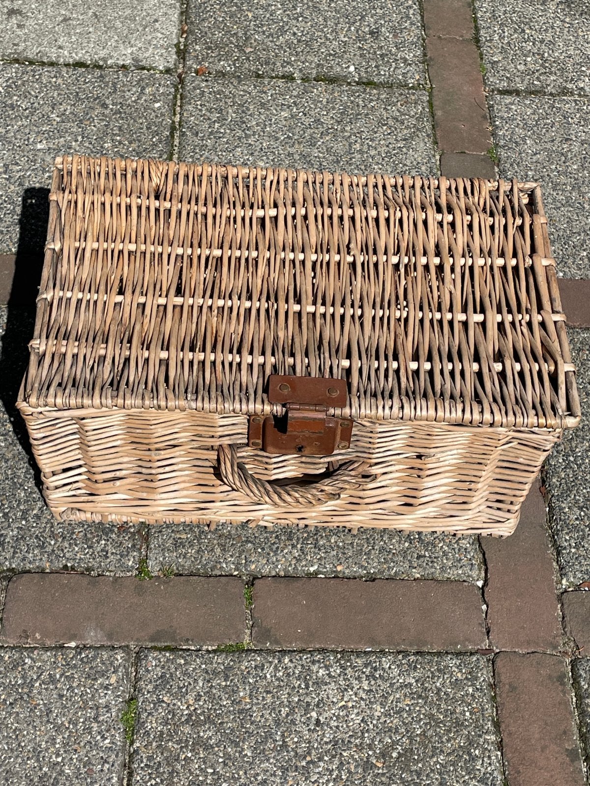 Vintage rieten mand met handvat en sluiting, Ophalen