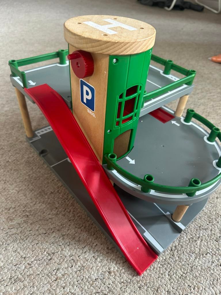 Brio garage met helikopterplatform en tankstation, Ophalen of Verzenden, Zo goed als nieuw