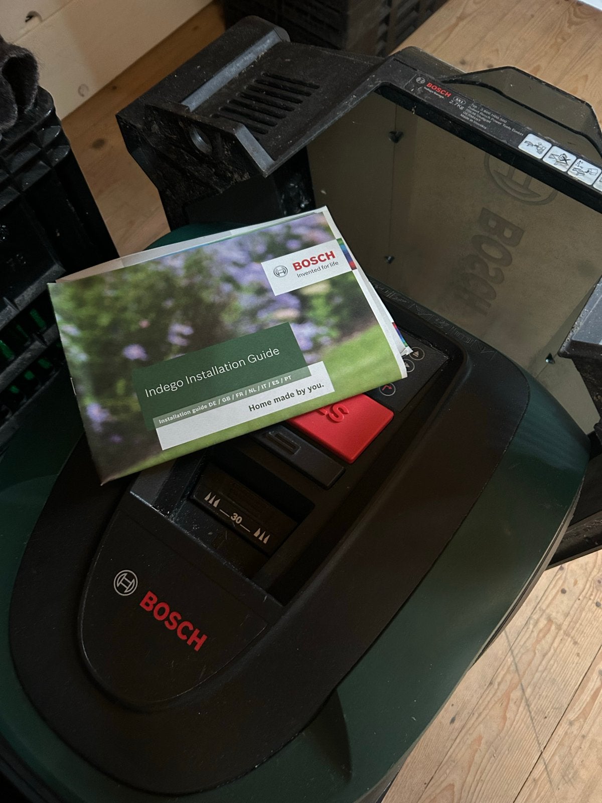 Bosch Indego XS 300 Robotmaaier met garage, Ophalen, Cirkelmaaier, Gebruikt, Minder dan 30 cm