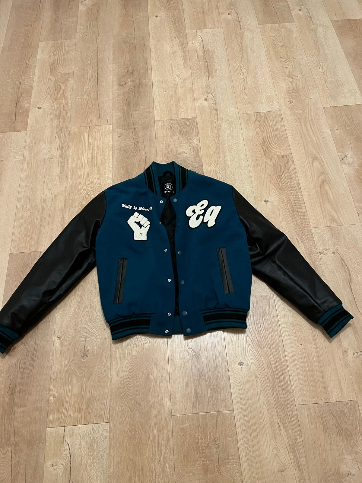 Nieuwe Equalité Varsity Jacket - Maat M, Ophalen of Verzenden, Nieuw, Maat 48/50 (M), Blauw