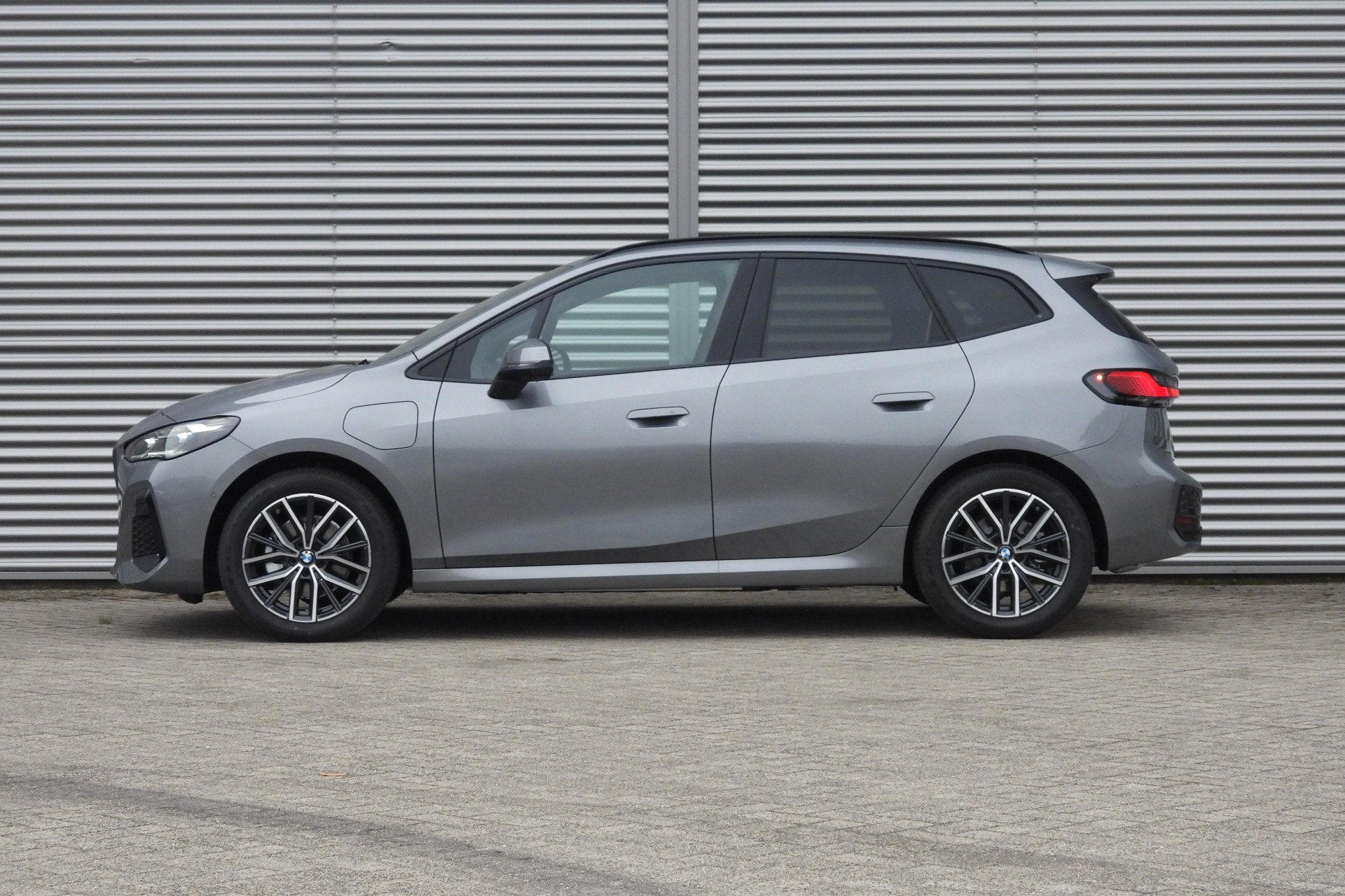 BMW 2 Serie Active Tourer 225e xDrive M Sport Automaat / Pan, Automaat, Dealer onderhouden, 1800 kg, Zwart
