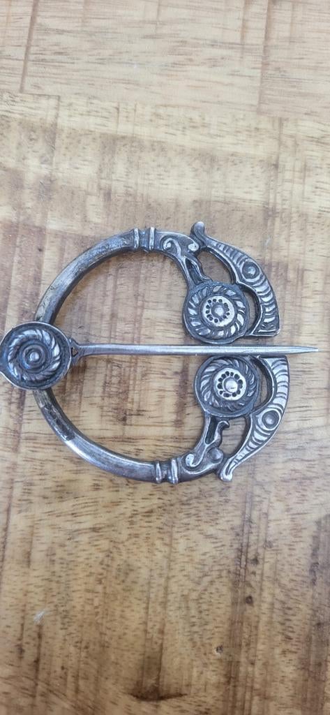 Een prachtige zilveren  Schotse halfronde geruite broche, Ophalen of Verzenden, Overige kleuren, 5 cm of meer