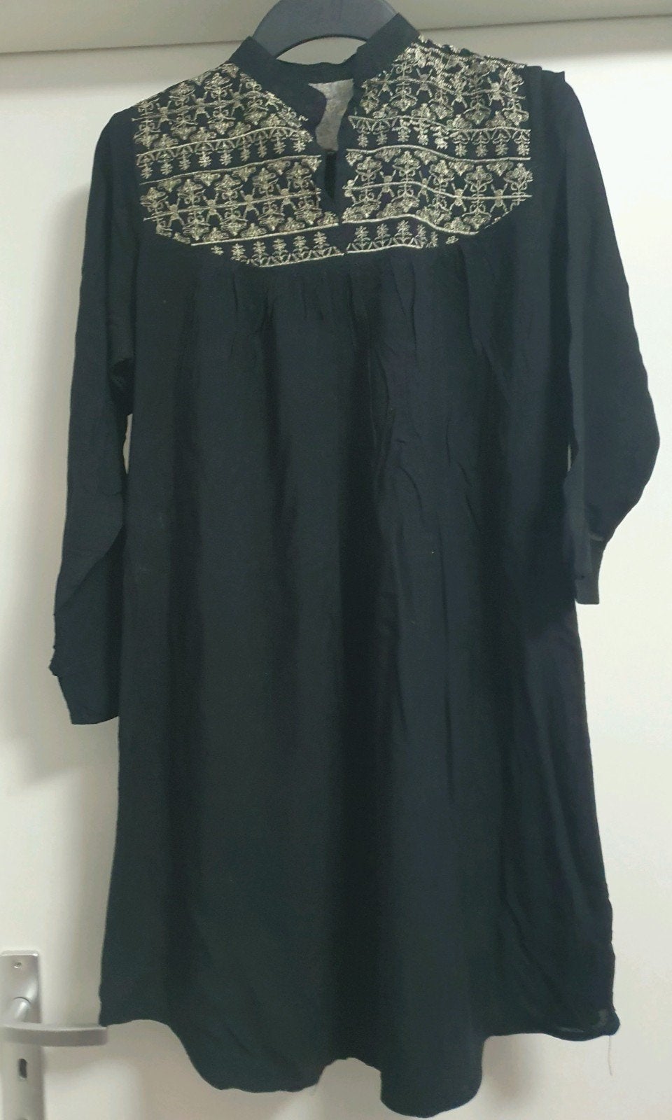 Zwarte tuniek met gouden borduursels - Maat S, Kleding | Dames, Zwart, Ophalen of Verzenden, Maat 36 (S), Onder de knie