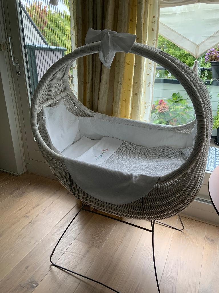 Wieg rotan wit van Celine op standaard zgan, Kinderen en Baby's, Babywiegjes en Ledikanten, Ophalen of Verzenden, Zo goed als nieuw