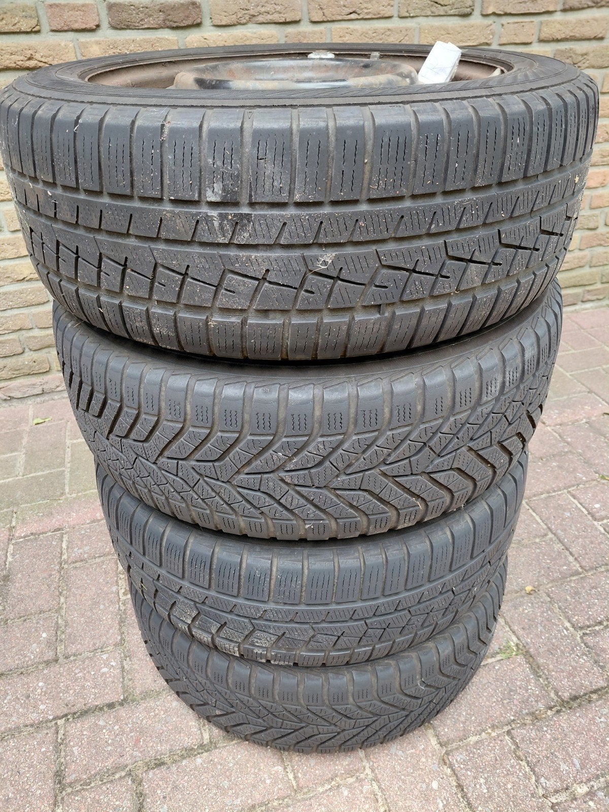 4 winterbanden  met wielen en wieldoppen., Ophalen, Gebruikt