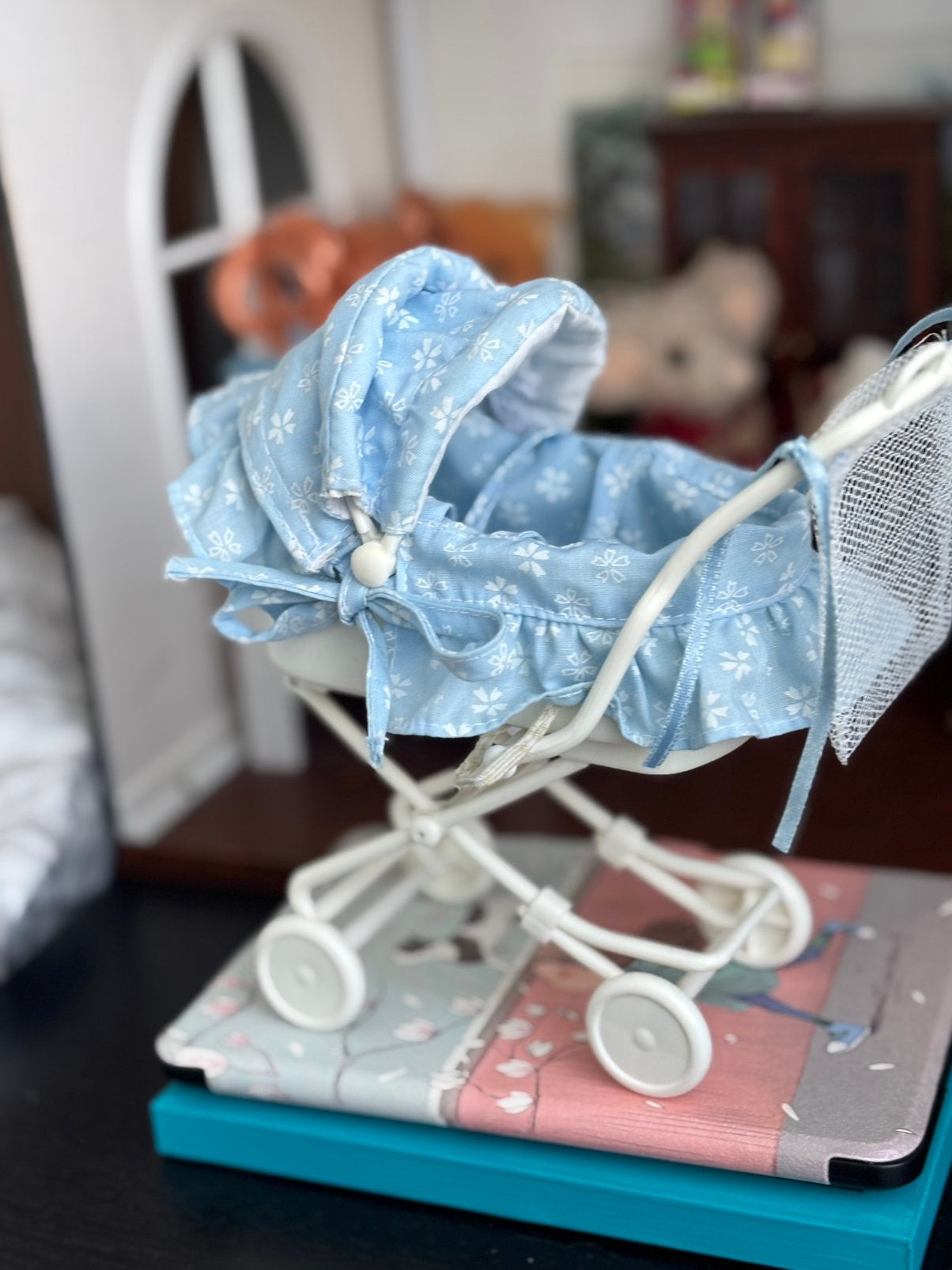 Vintage witte Simba-poppenwagen voor Barbie-poppen, Verzamelen, Poppen, Verzenden, Zo goed als nieuw, Kleertjes