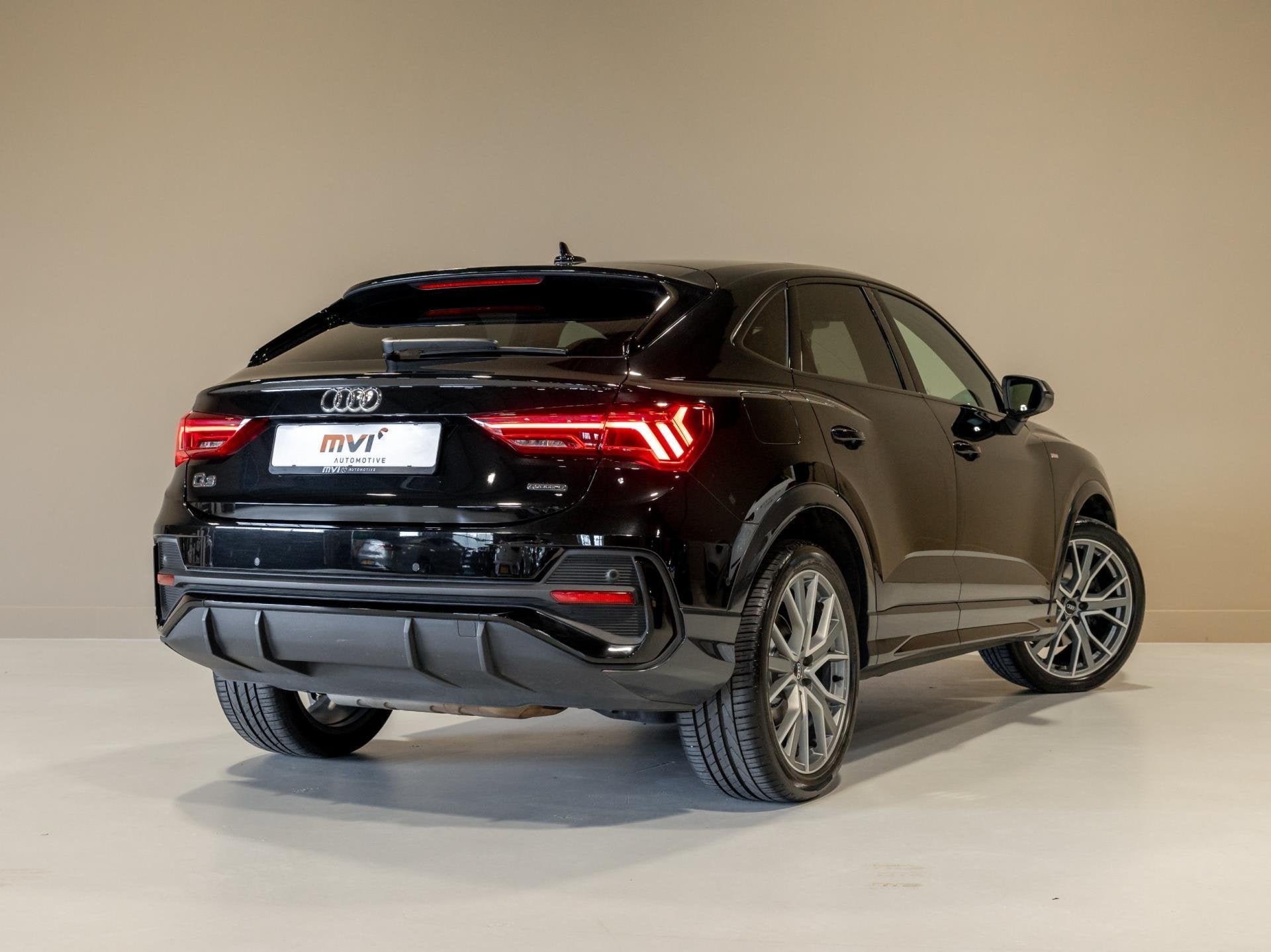 Audi Q3 Sportback 45 TFSI quattro 2x S-Line / 230pk / Panora, Gebruikt, 4 cilinders, Zwart, Bedrijf