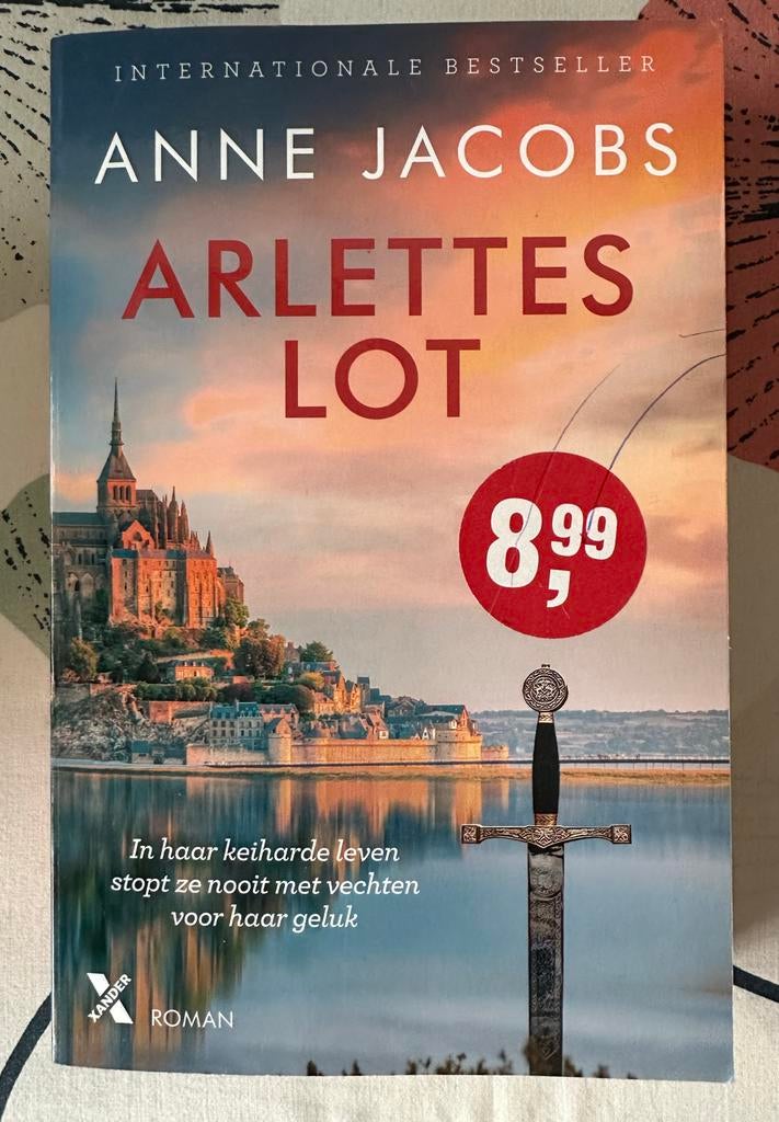 Anne Jacobs - Arlettes Lot (slechts 1x gelezen), Boeken, Romans, Ophalen of Verzenden, Zo goed als nieuw, Nederland