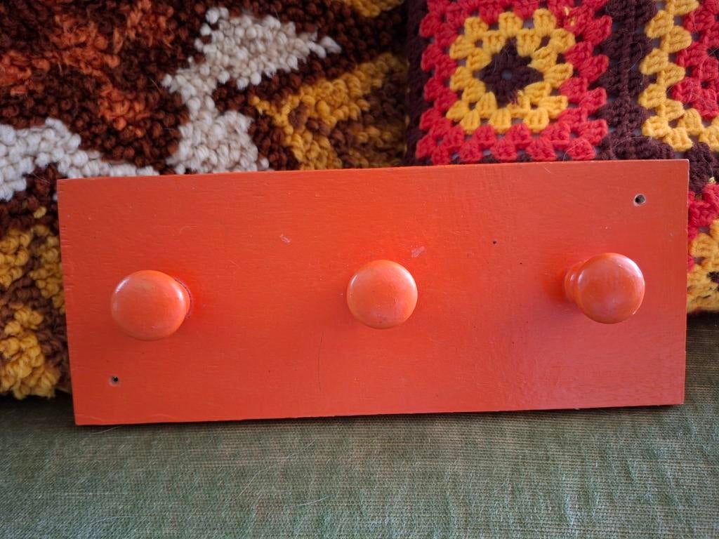 Jaren 70 oranje muurplank met ophanghaken ,kapstokje, Ophalen of Verzenden, Huis en Inrichting