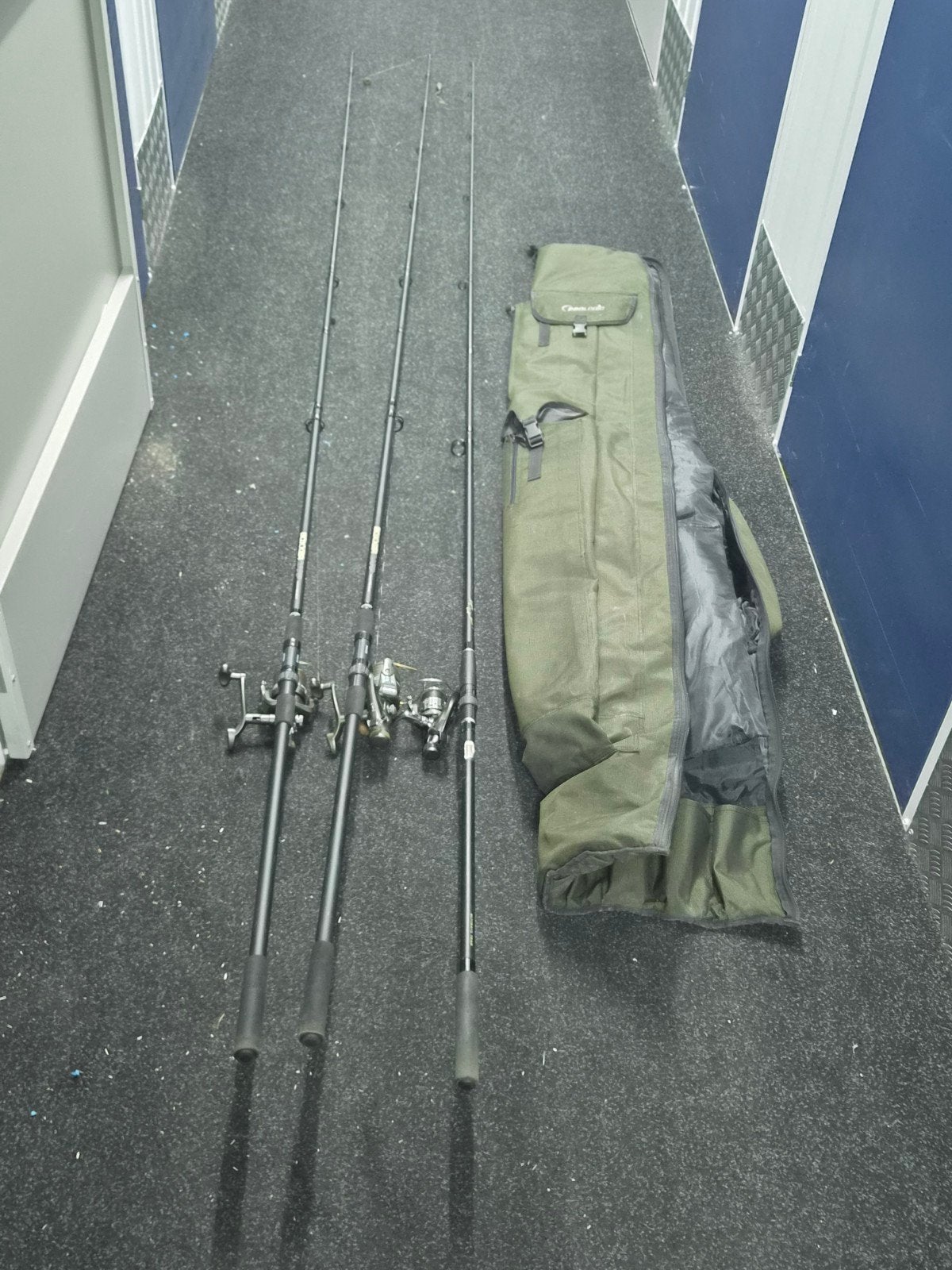 Complete set karperhengels met molens en foudraal, Watersport en Boten, Hengelsport | Karpervissen, Ophalen of Verzenden, Gebruikt