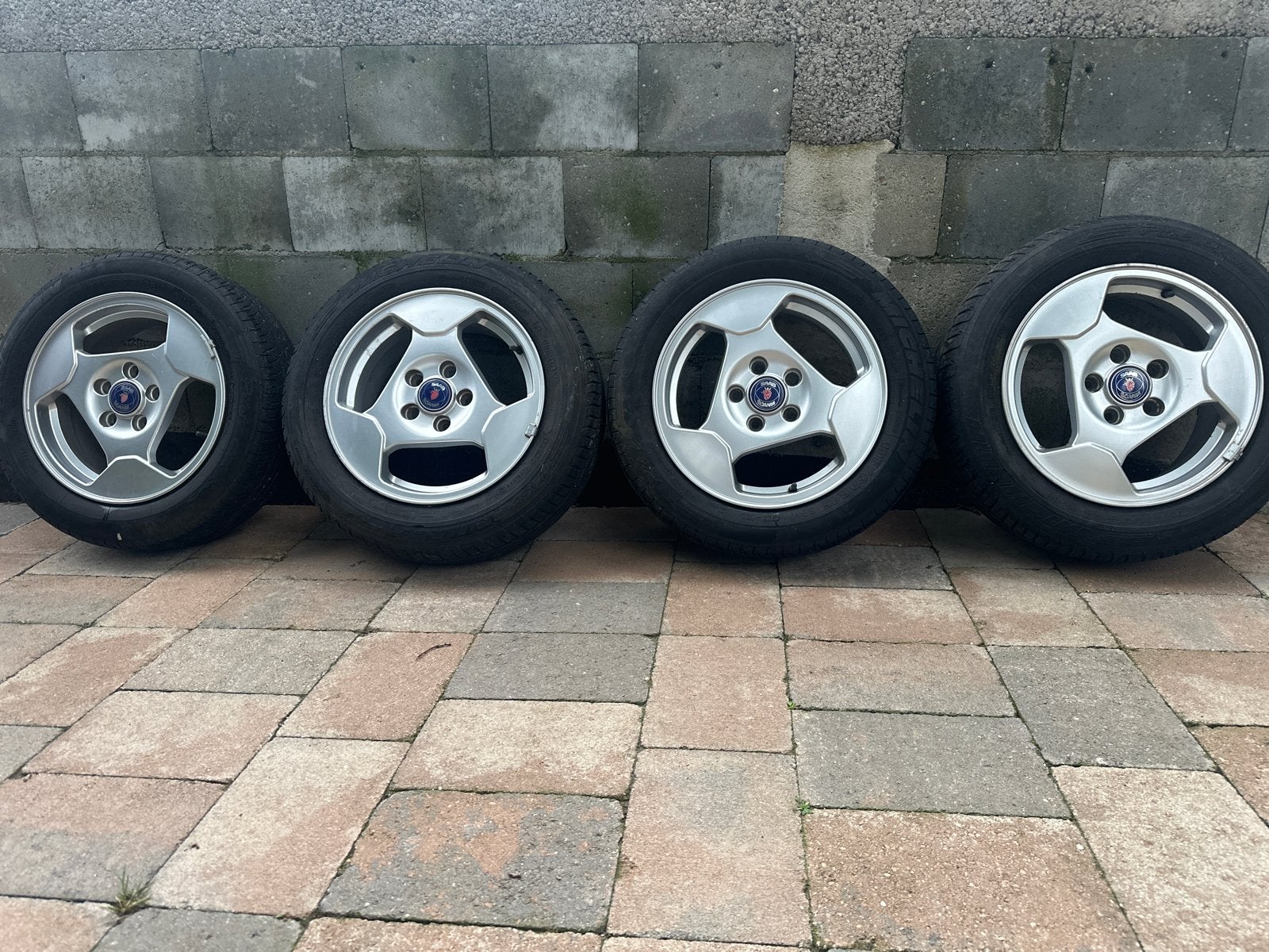Saab 900 15" Lichtmetalen Sportvelgen met Banden, Ophalen, Gebruikt, 15 inch, Banden en Velgen