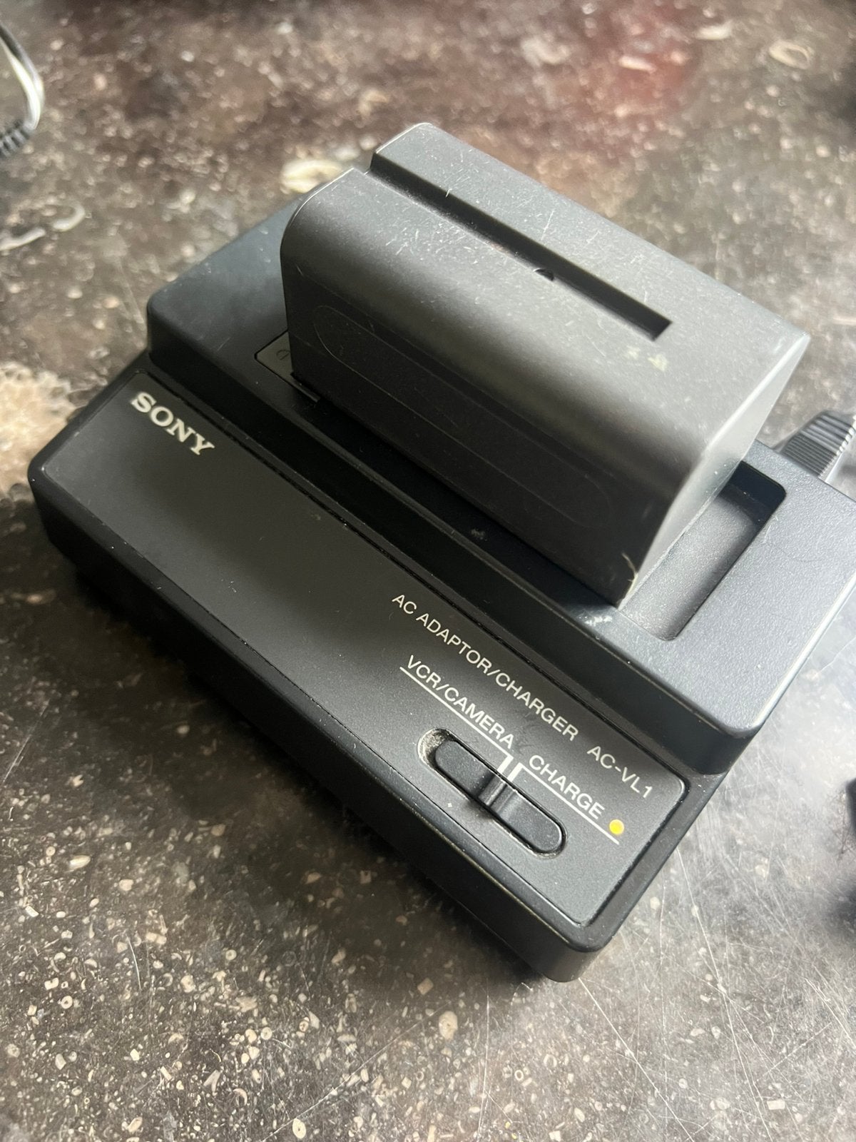 Video Accuset - Sony AC-VL1 Oplader + 2x NP-F750 (4600mAh), Ophalen, Gebruikt, Sony, Accu