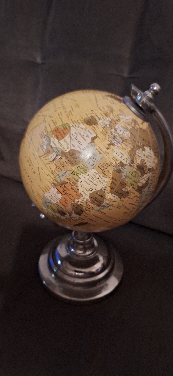 Wereldbol met metalen voet - Decoratief, Huis en Inrichting, Woonaccessoires | Wereldbollen, Gebruikt, Draaibaar, Ophalen of Verzenden