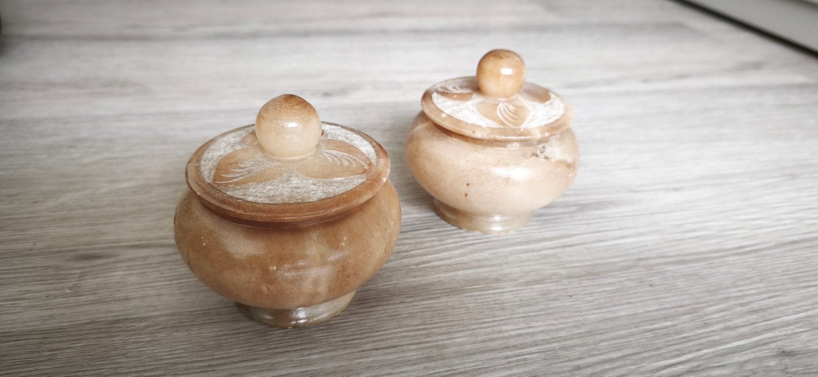 Set van 2 handgesneden albasten potjes met deksel, Ophalen of Verzenden
