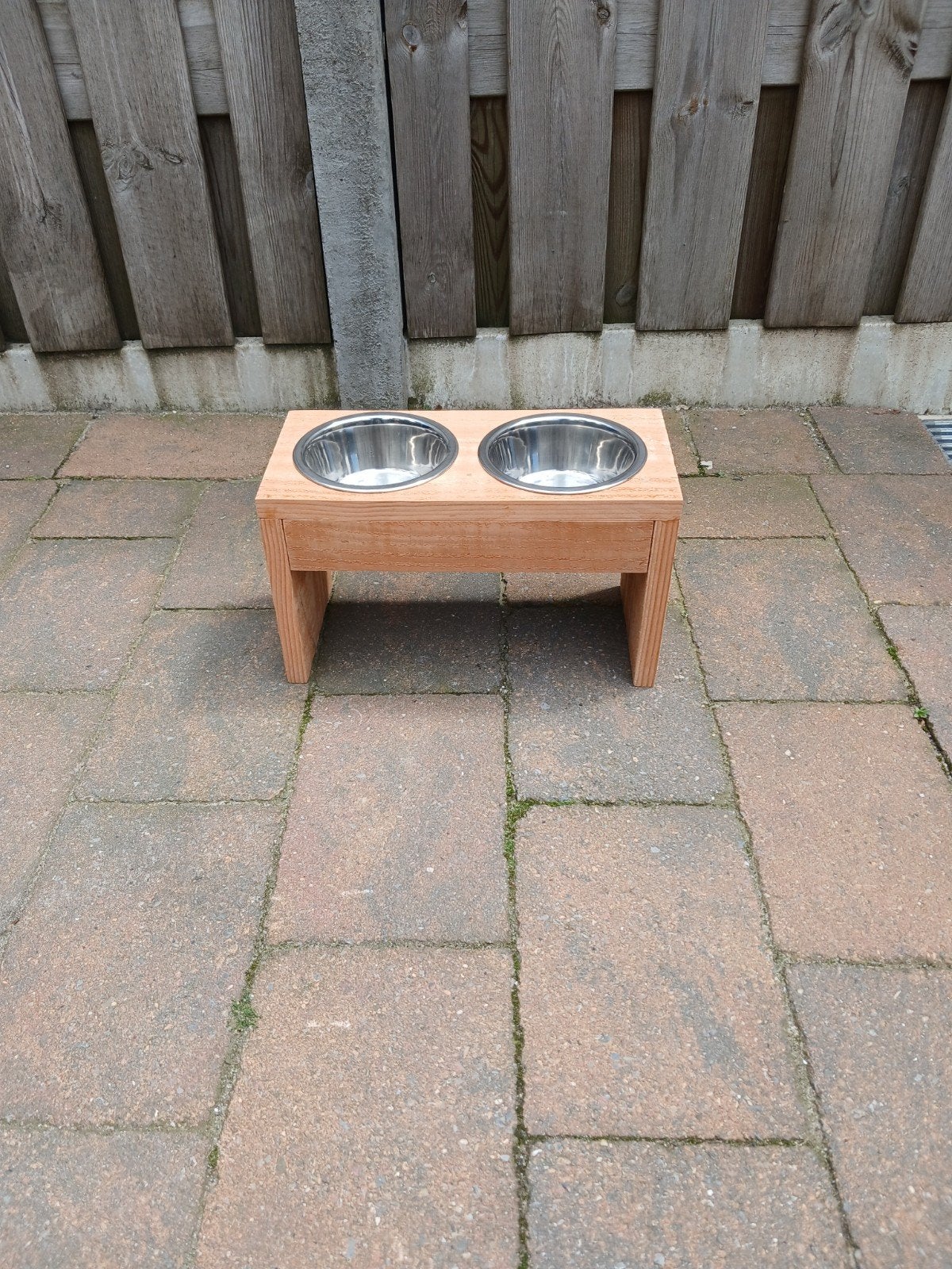 Te koop een Douglas houten voerbak voor de hond, Ophalen of Verzenden