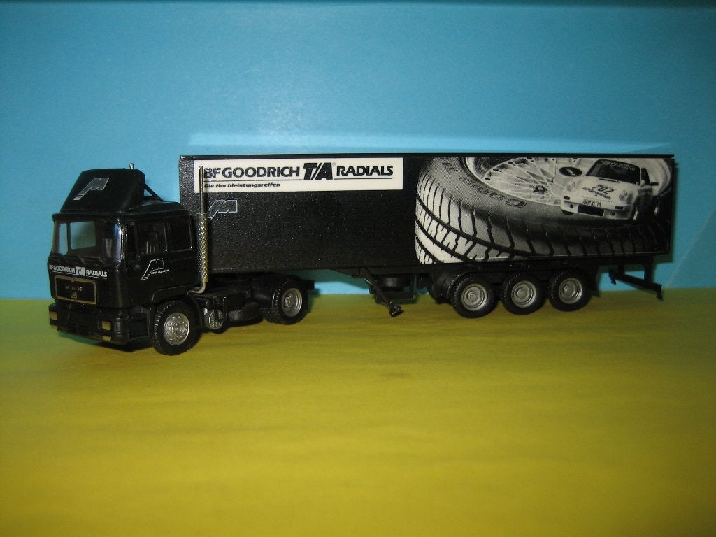 Goodrich  Banden  MAN met oplegger  Herpa, Ophalen of Verzenden, Zo goed als nieuw, Bus of Vrachtwagen, Herpa