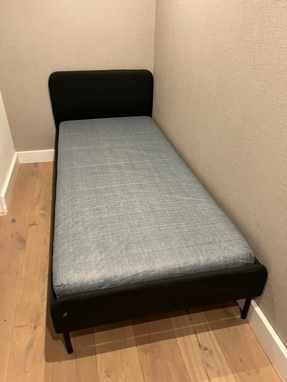 SLATTUM Gestoffeerd bed,, Huis en Inrichting, Slaapkamer | Bedden, Ophalen, 90 cm, Eenpersoons, Nieuw
