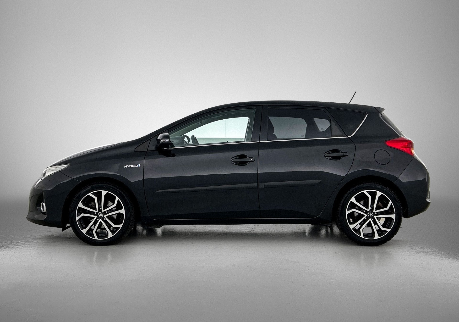 Toyota Auris 1.8 Hybrid Aspiration | Dealer Onderhouden | Li, Gebruikt, Zwart, 4 cilinders, Zwart