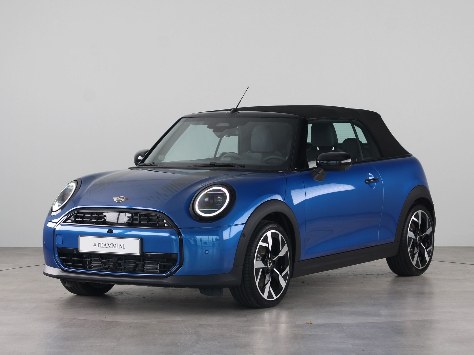 MINI Cabrio Cooper C Classic Pakket L PRIVATE LEASE EUR 659,, 1998 cc, 15 km/l, Verwarmde buitenspiegels, Zwart