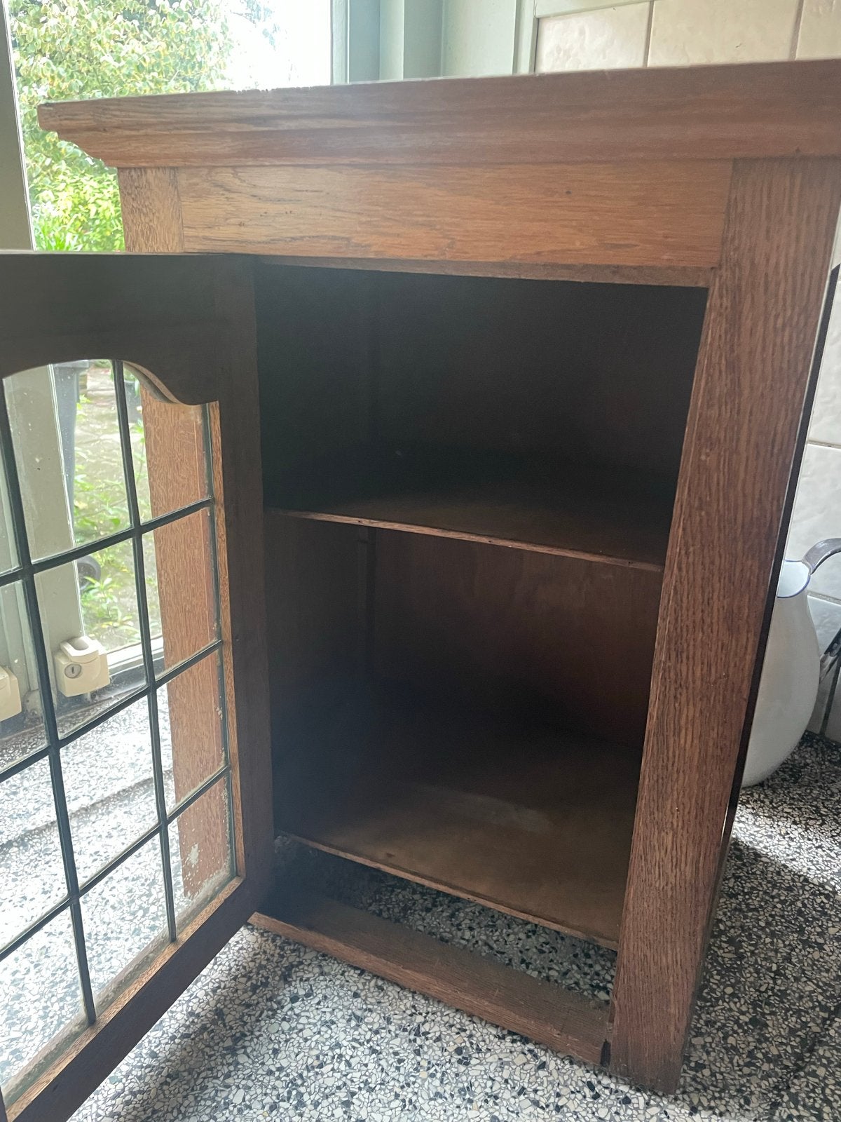 Vintage houten wandkastje met glas in lood deur, Ophalen